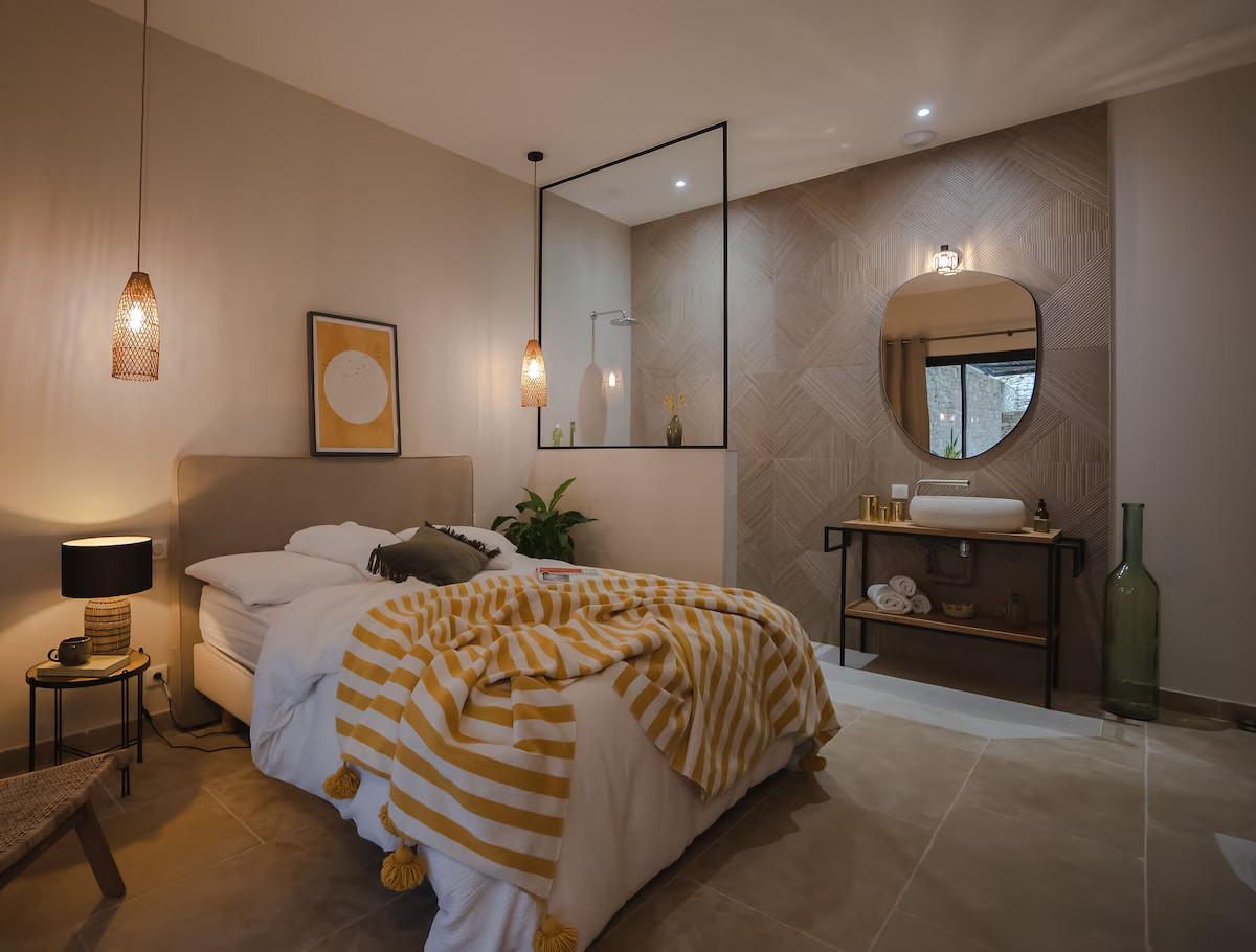 chambre avec salle de bain maison en pierres sèches contemporaine avec piscine Gordes villa AVA
