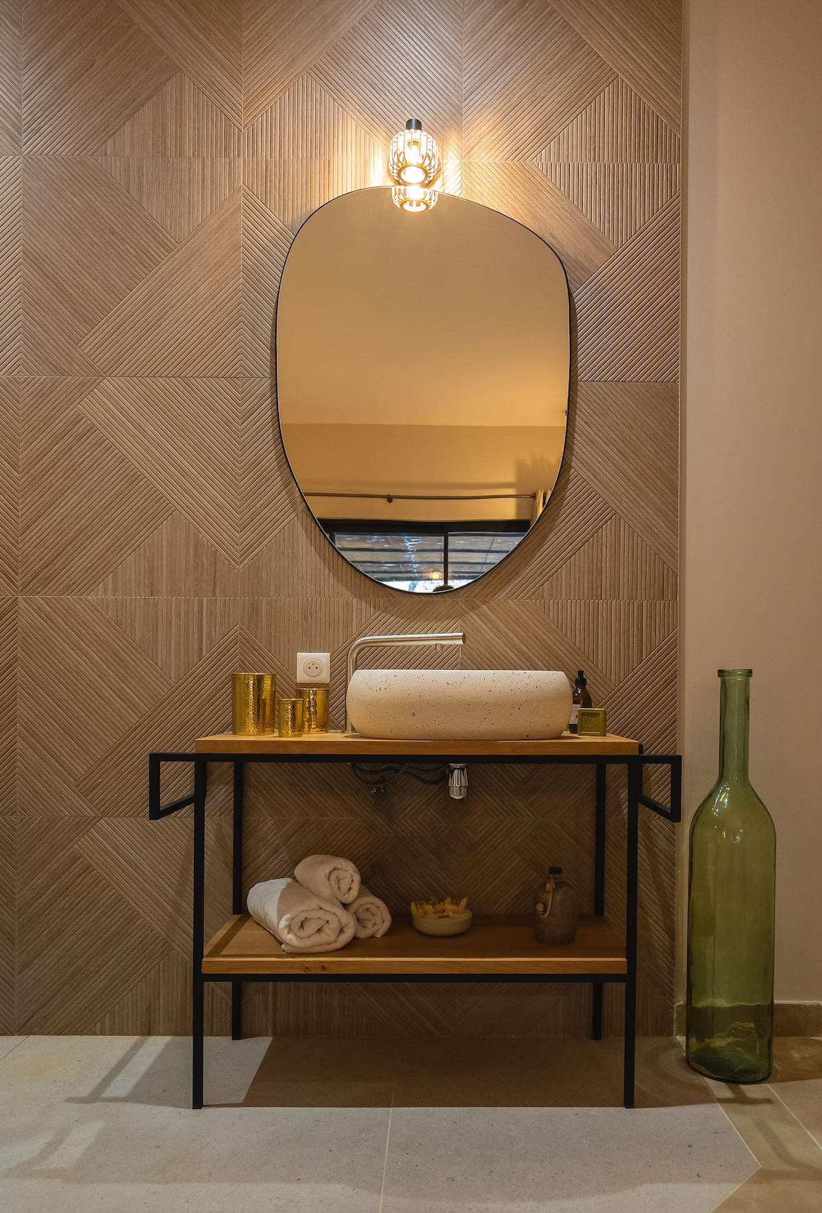 salle de bain design bois maison en pierres sèches contemporaine avec piscine Gordes villa AVA