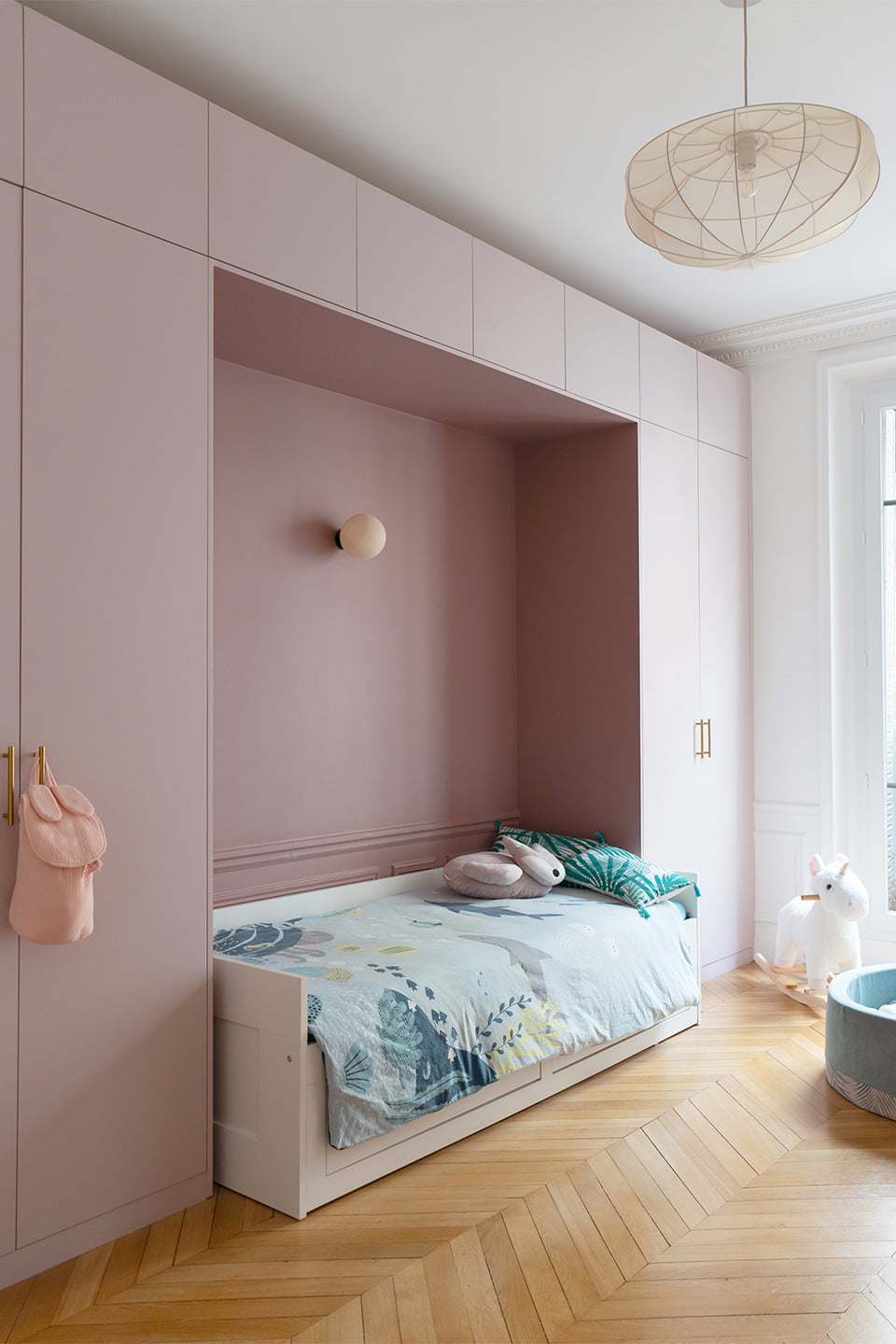 chambre enfant rose appartement haussmannien rénové Paris chambre enfant rose appartement haussmannien rénové Paris