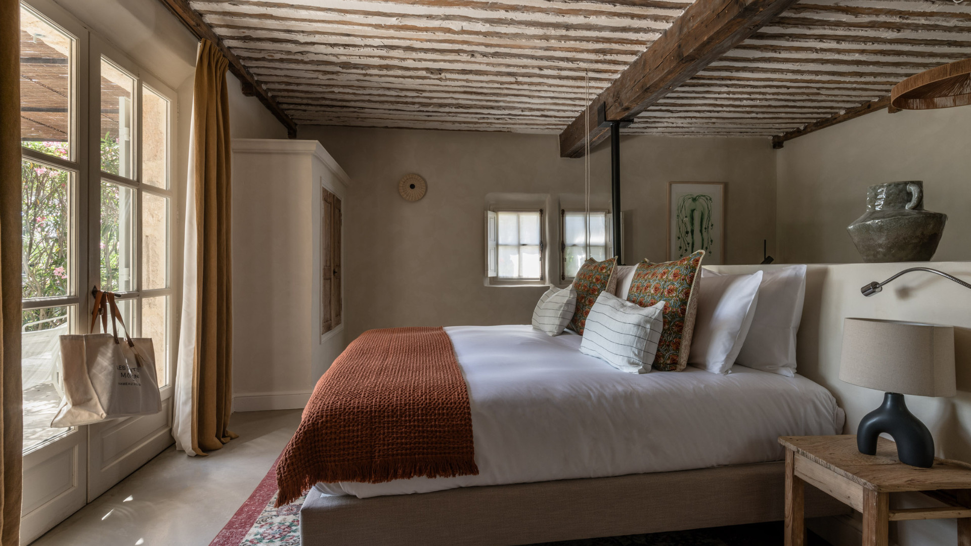 chambre avec poutres maison en pierre Le Hameau des Baux Les Petites Maisons chambre avec poutres maison en pierre Le Hameau des Baux Les Petites Maisons