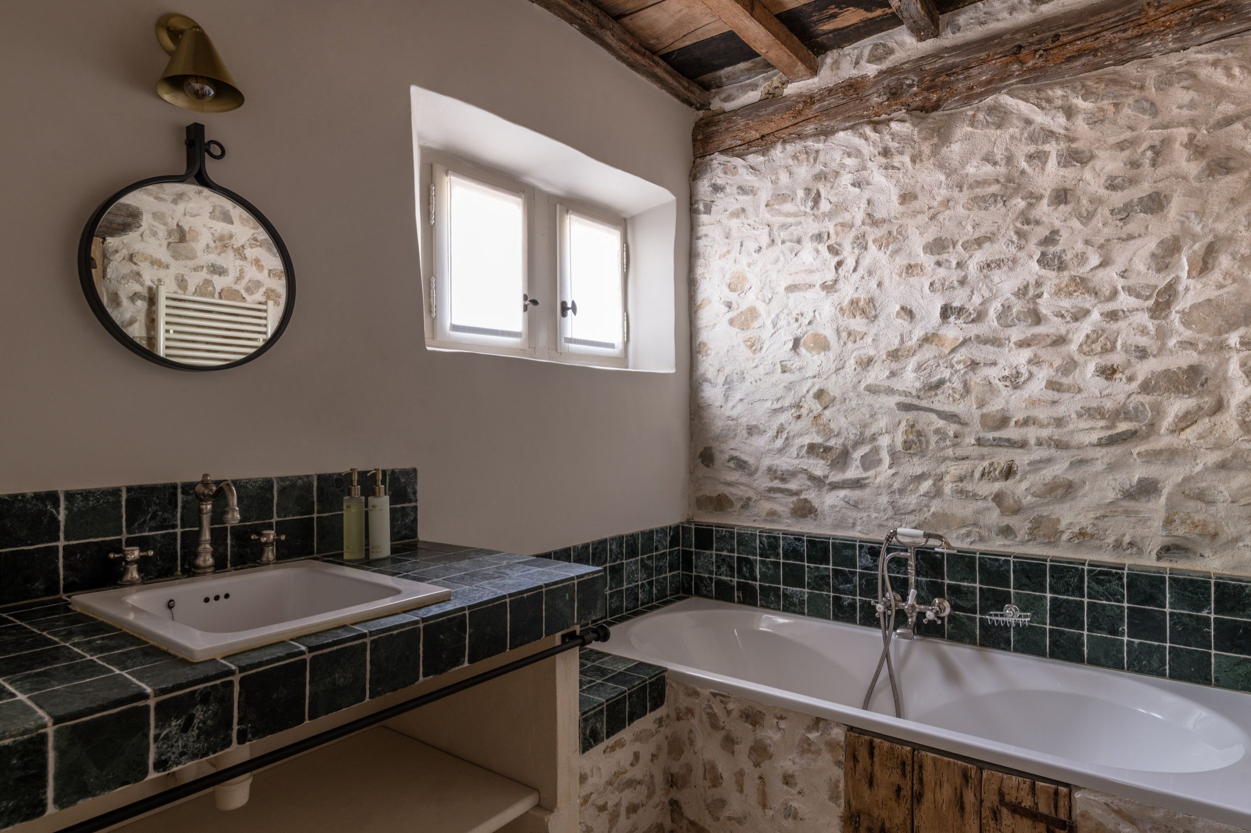 salle de bain mur pierres Le Hameau des Baux salle de bain mur pierres Le Hameau des Baux