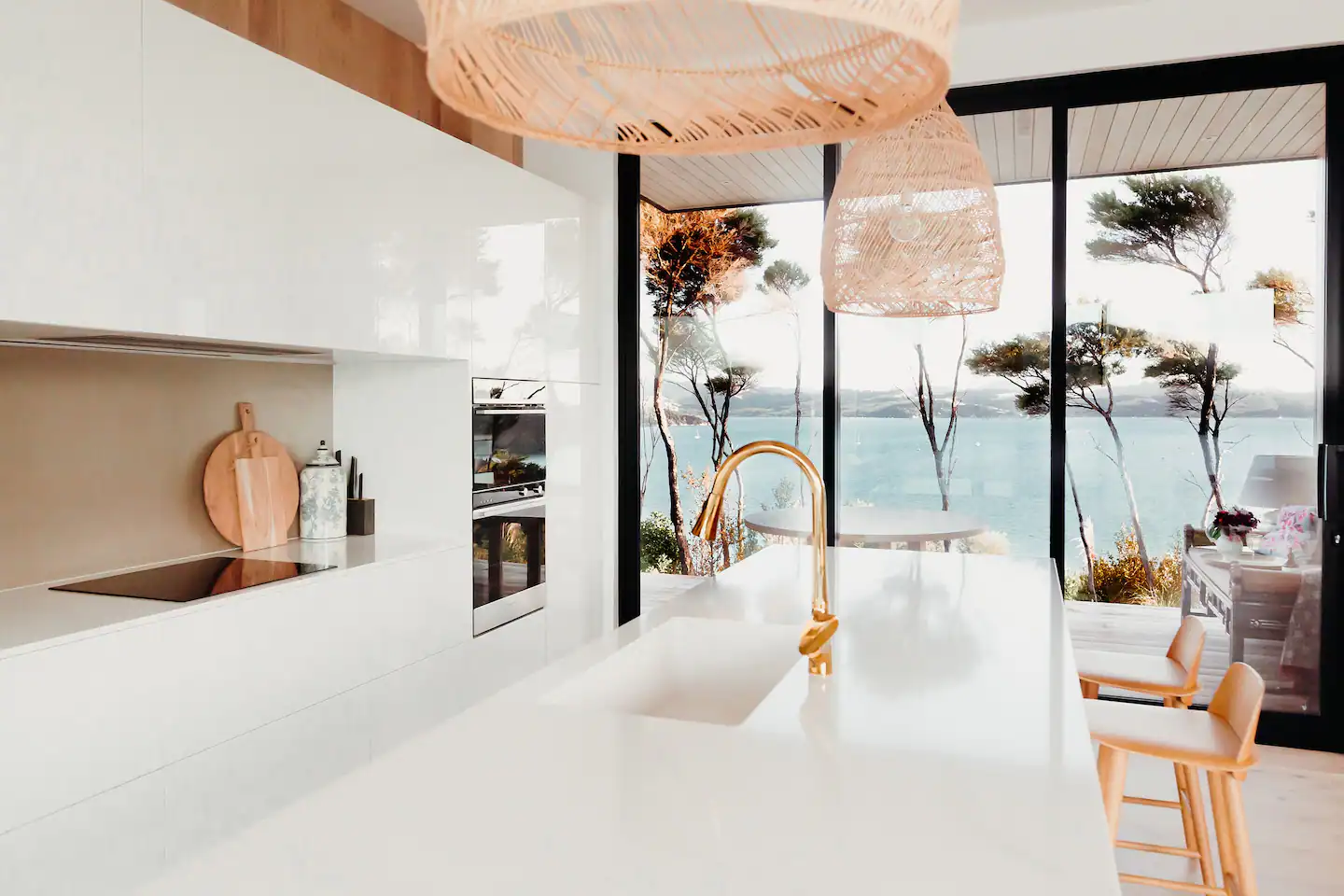 cuisine design blanche vue mer maison contemporaine