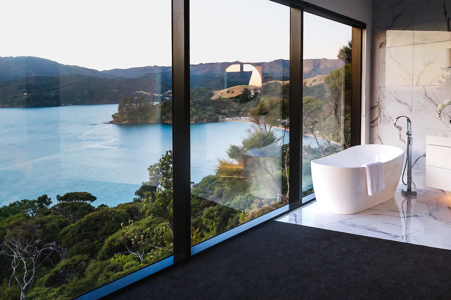 salle de bain avec baie vitrée vue mer maison contemporaine