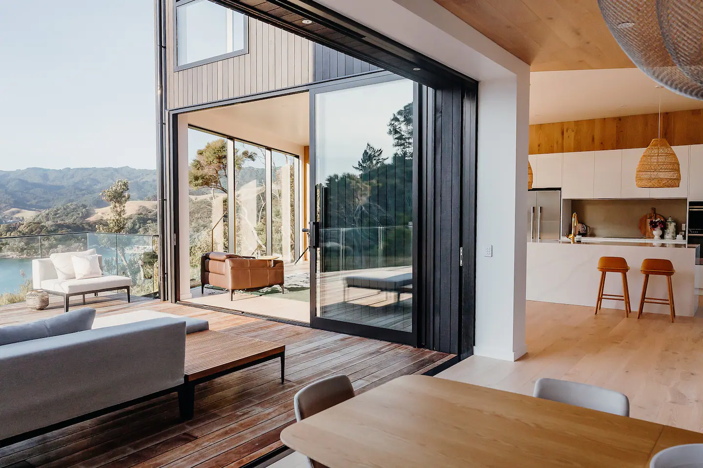 salle à manger avec terrasse vue mer maison contemporaine