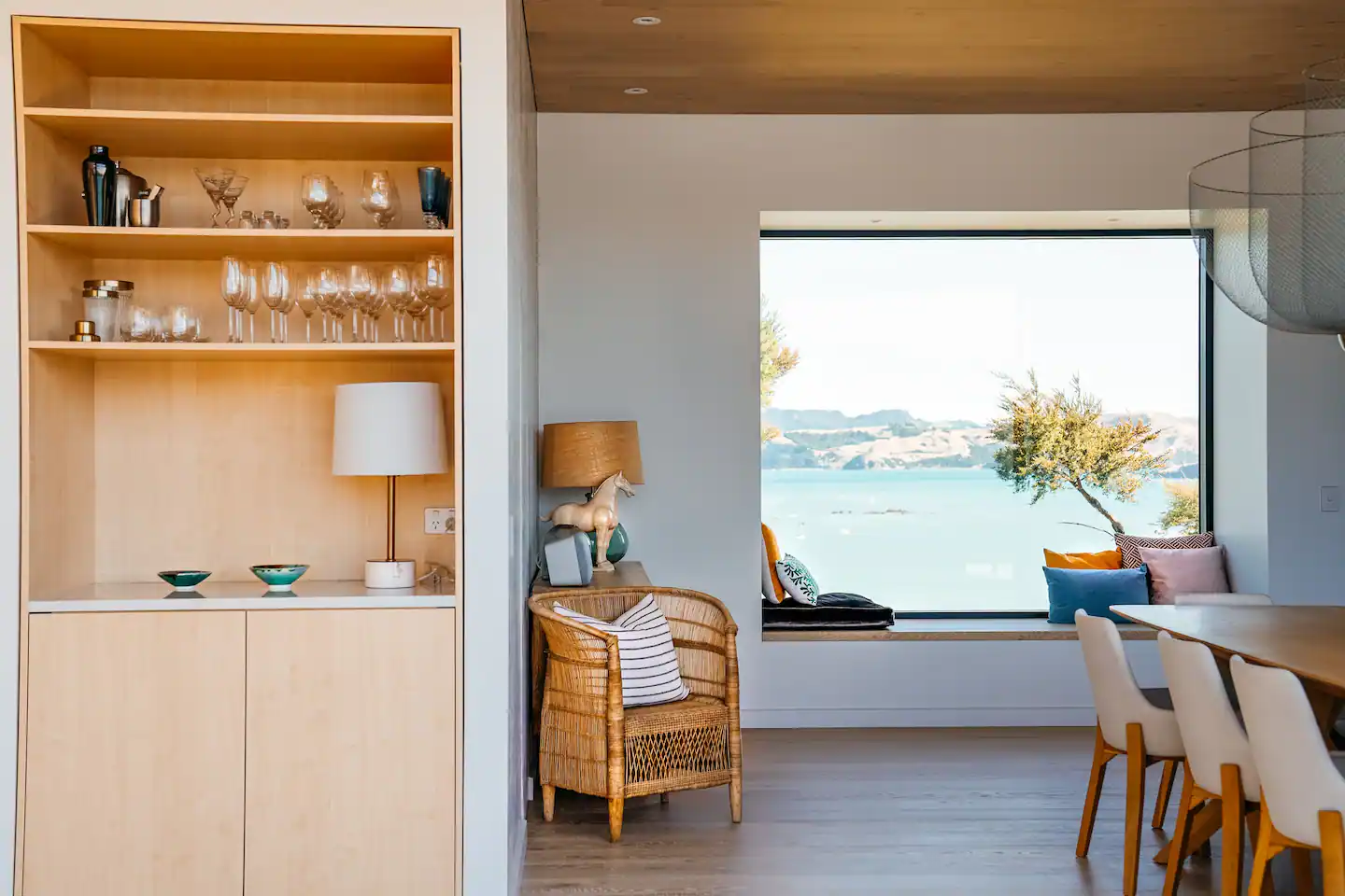 salle à manger avec picture window vue mer maison contemporaine