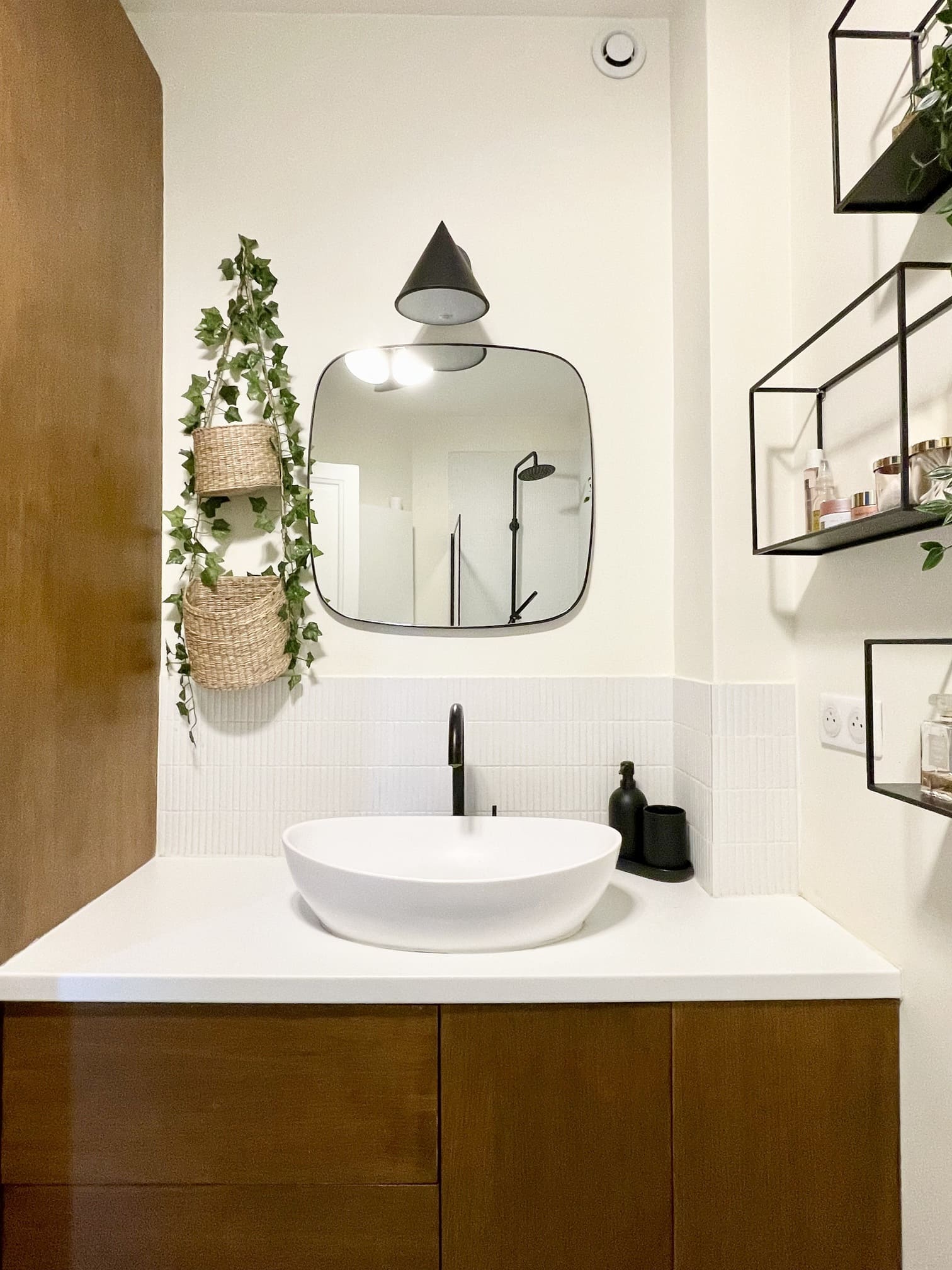 salle de bain blanche et bois par Charlotte Gille de Happy Pog