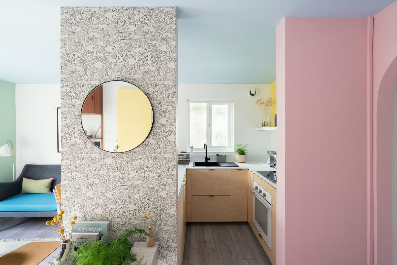 cuisine semi ouverte deux-pièces 35m2 décoration colorée