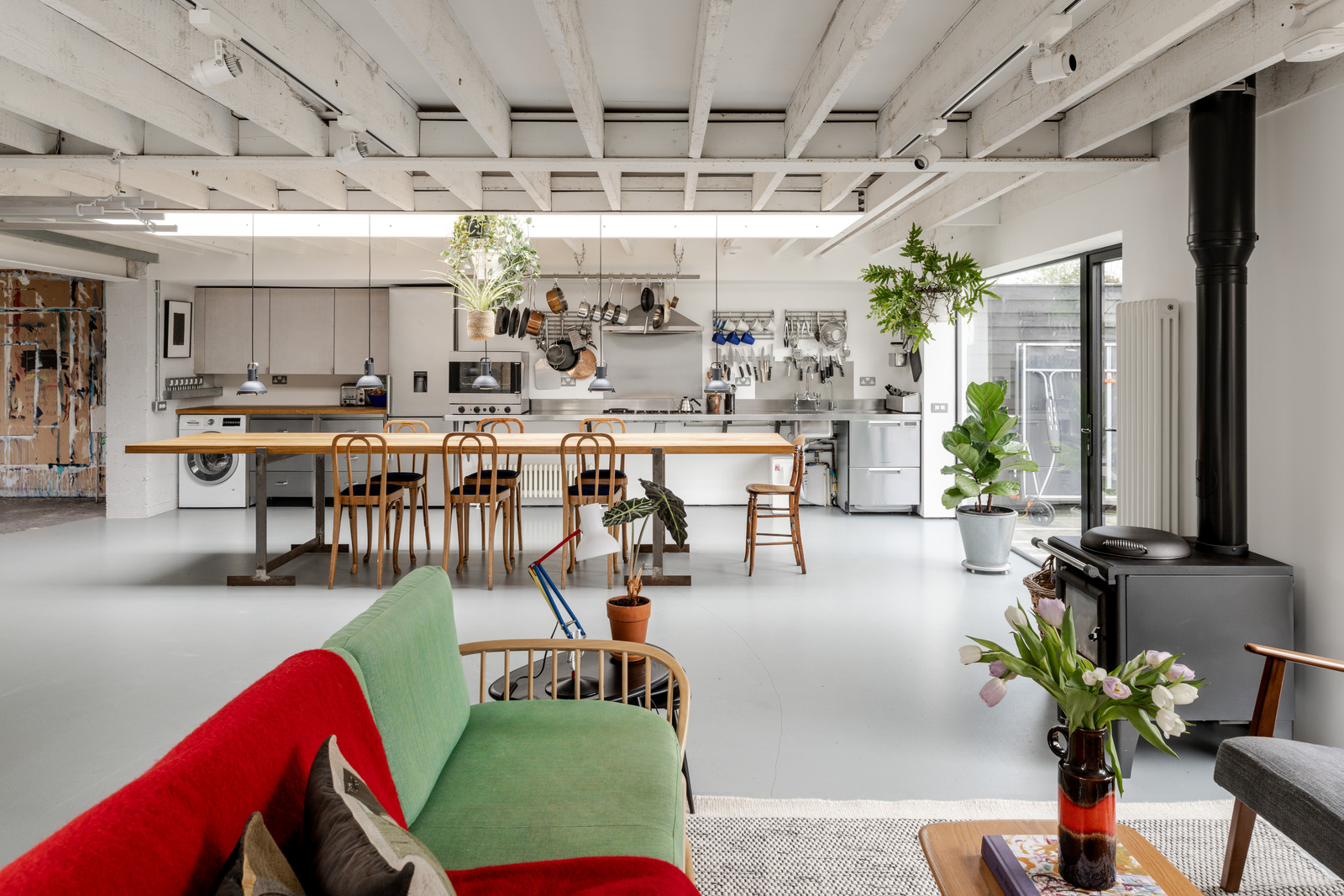 salon maison rénovée style loft