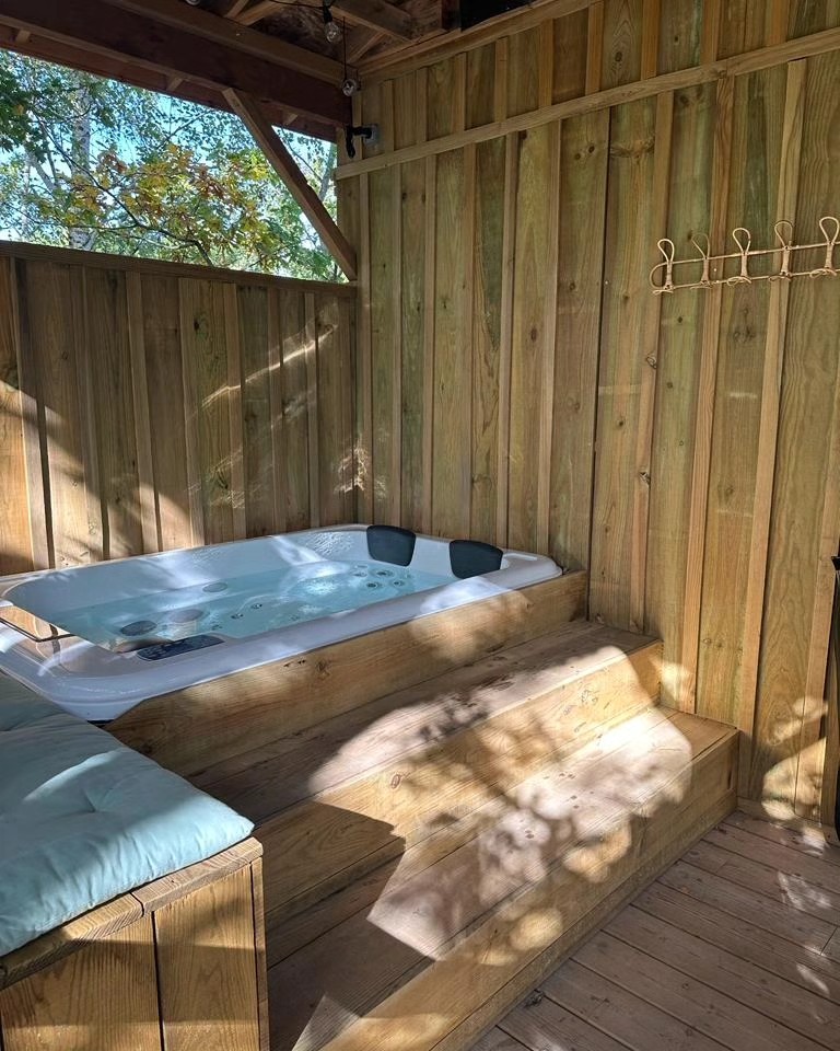terrasse abritée avec spa petite maison en bois de 30m2 Côte & Lodge terrasse abritée avec spa petite maison en bois de 30m2 Côte & Lodge