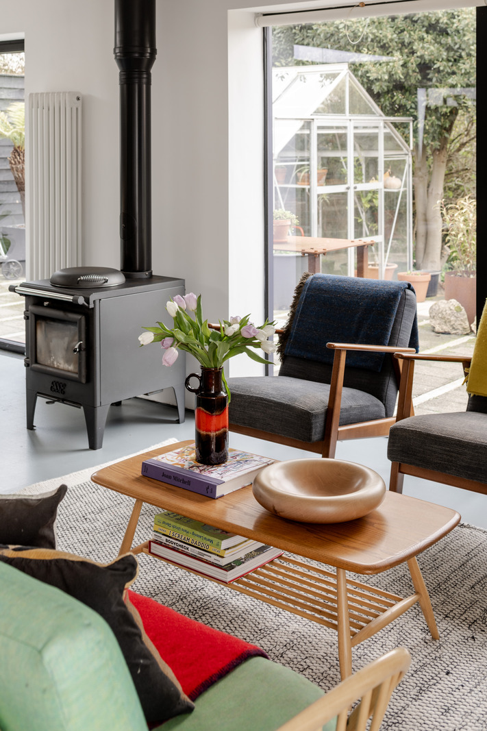 salon avec poêle maison rénovée style loft