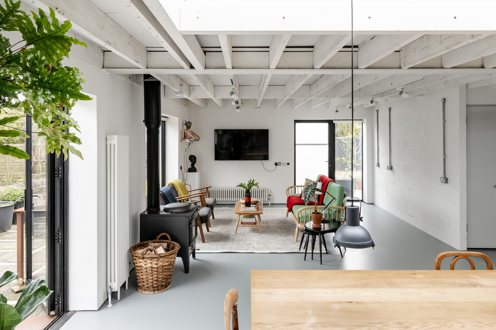 salon maison rénovée style loft