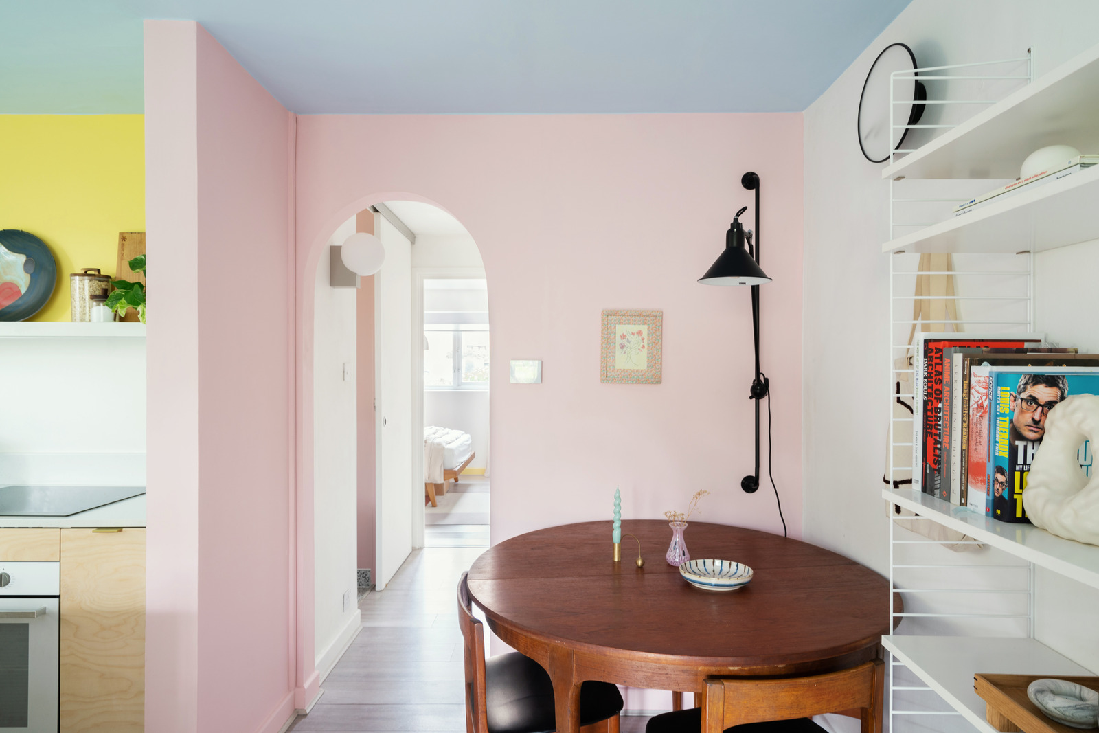 salle à manger teck vintage deux-pièces 35m2 décoration colorée