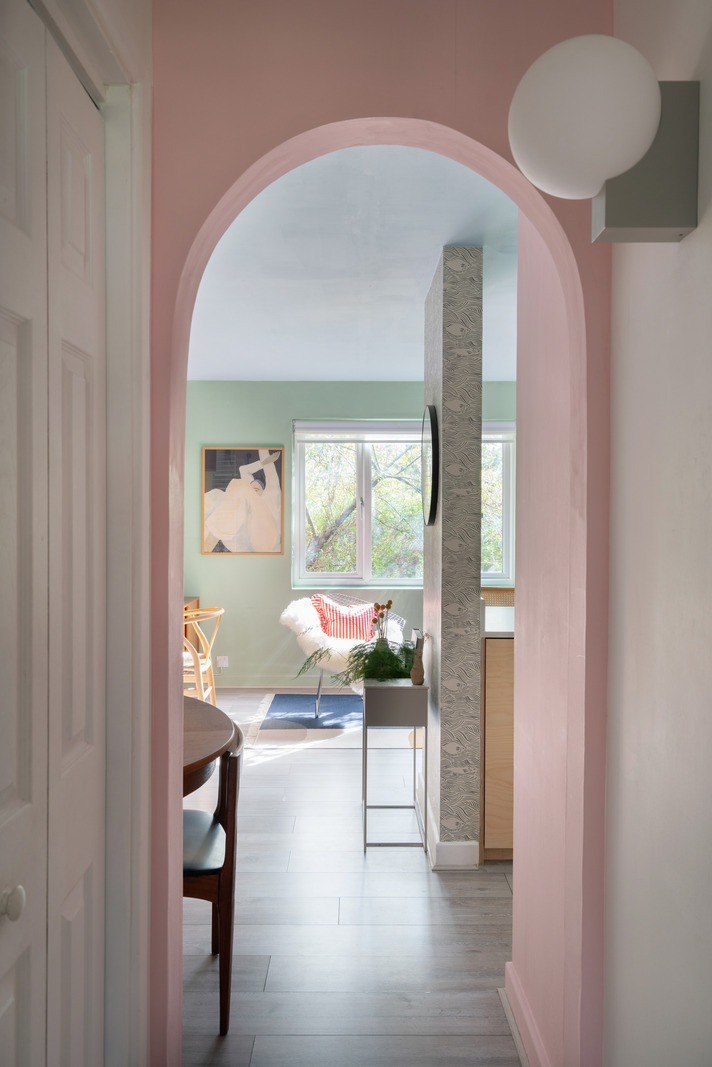 entrée avec arche deux-pièces 35m2 décoration colorée