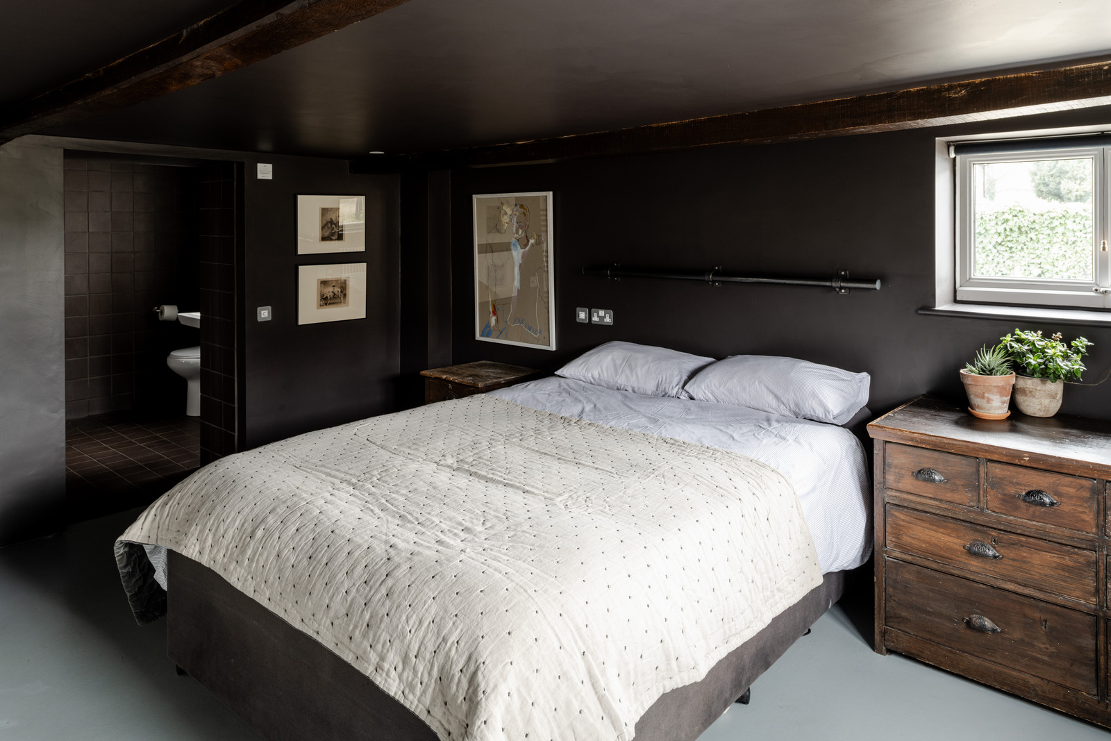 chambre murs noirs maison rénovée style loft