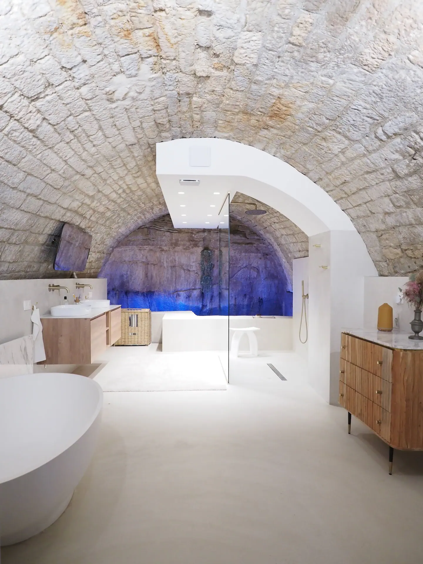 salle de bain voûtée maison en pierre rénovée La maison du Luberon salle de bain voûtée maison en pierre rénovée La maison du Luberon