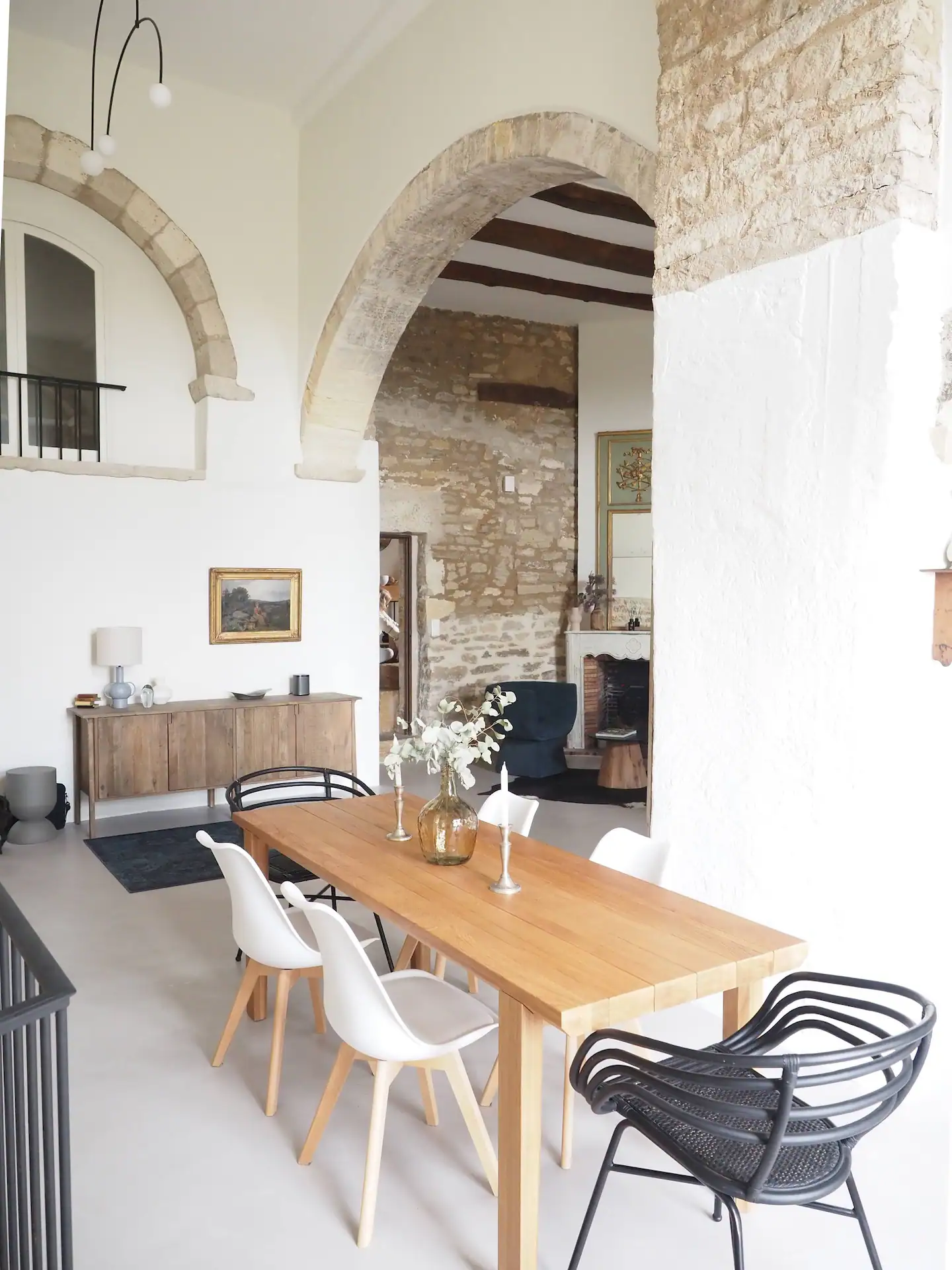 salle à manger avec voûte maison en pierre rénovée La maison du Luberon salle à manger avec voûte maison en pierre rénovée La maison du Luberon