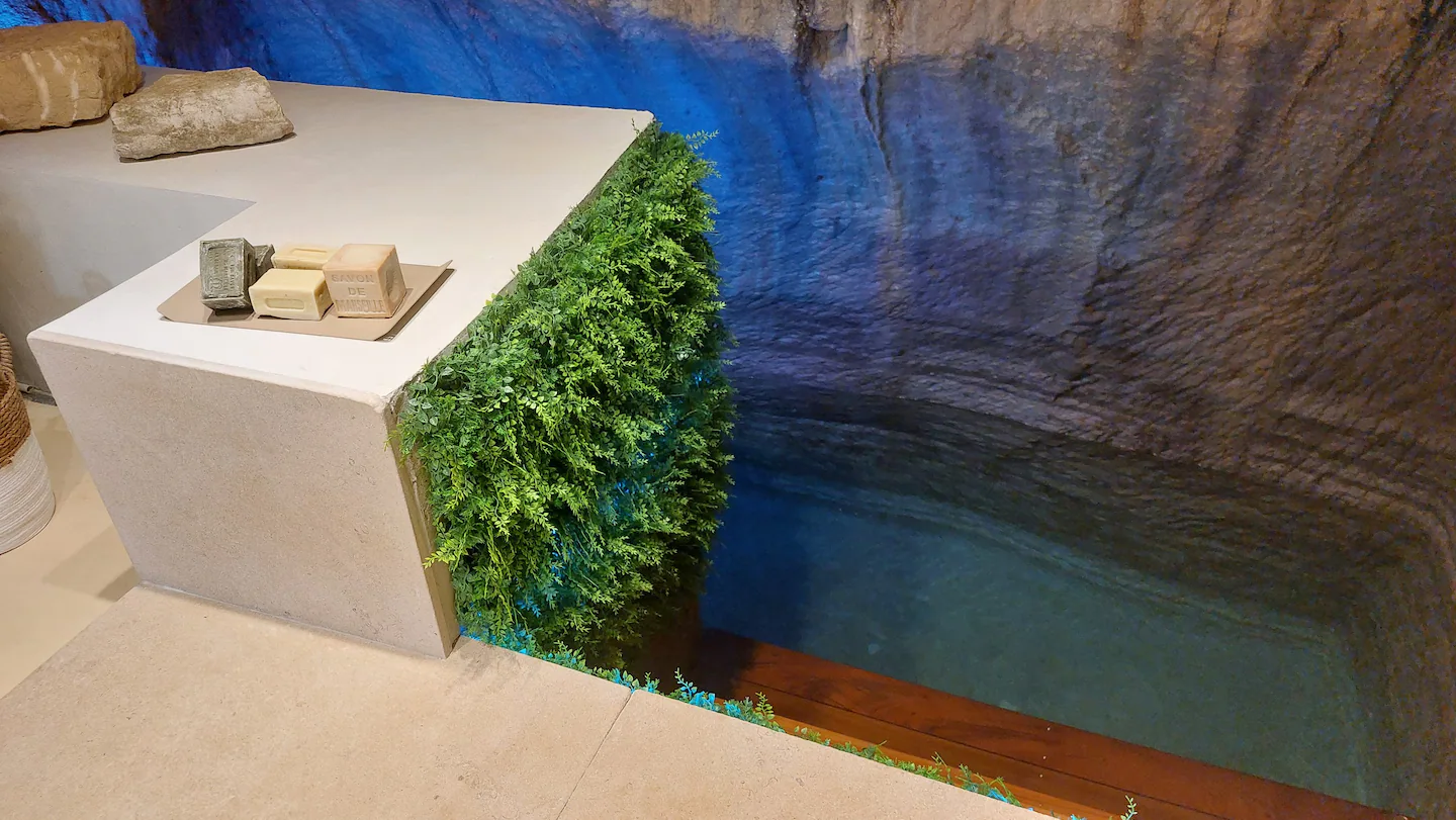 bain façon onsen maison en pierre rénovée La maison du Luberon bain façon onsen maison en pierre rénovée La maison du Luberon