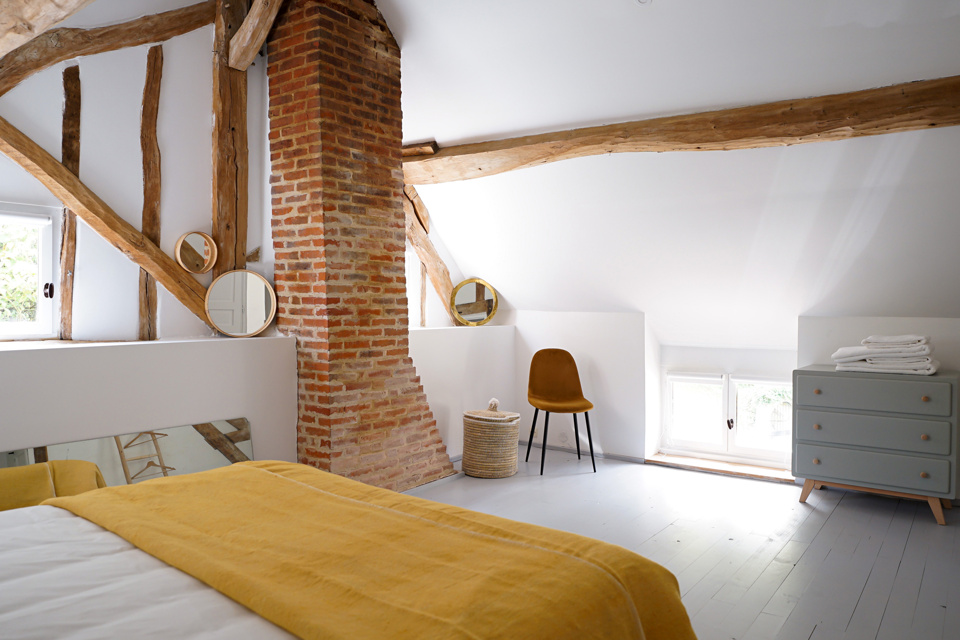 chambre mansardée avec poutres Maisons Cambrousse