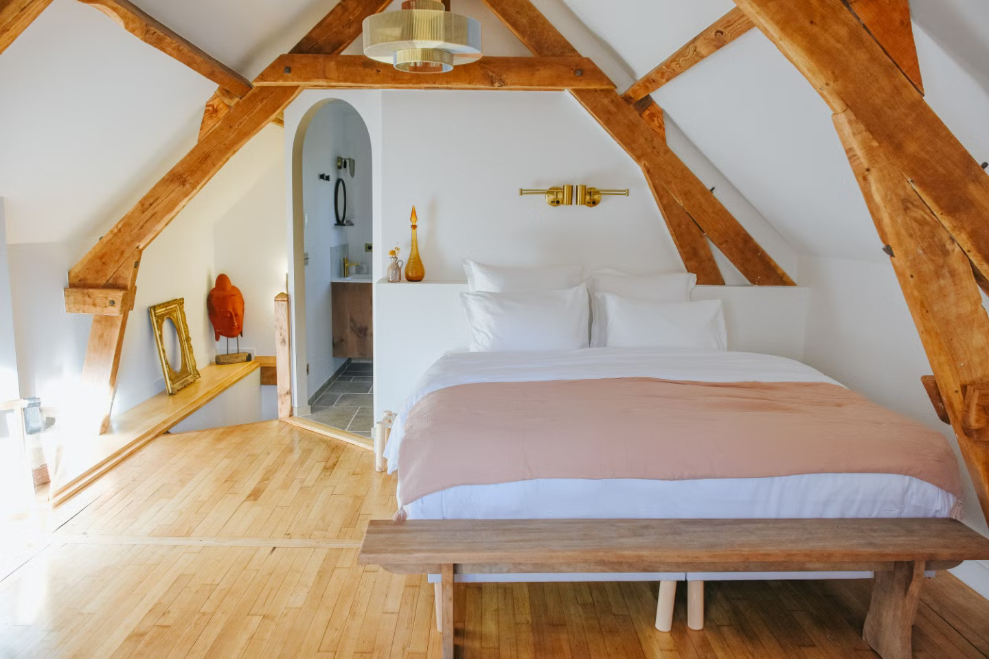 chambre mansardée avec poutres Maison Cistus Gîte la Canopée Sarlat chambre mansardée avec poutres Maison Cistus Gîte la Canopée Sarlat