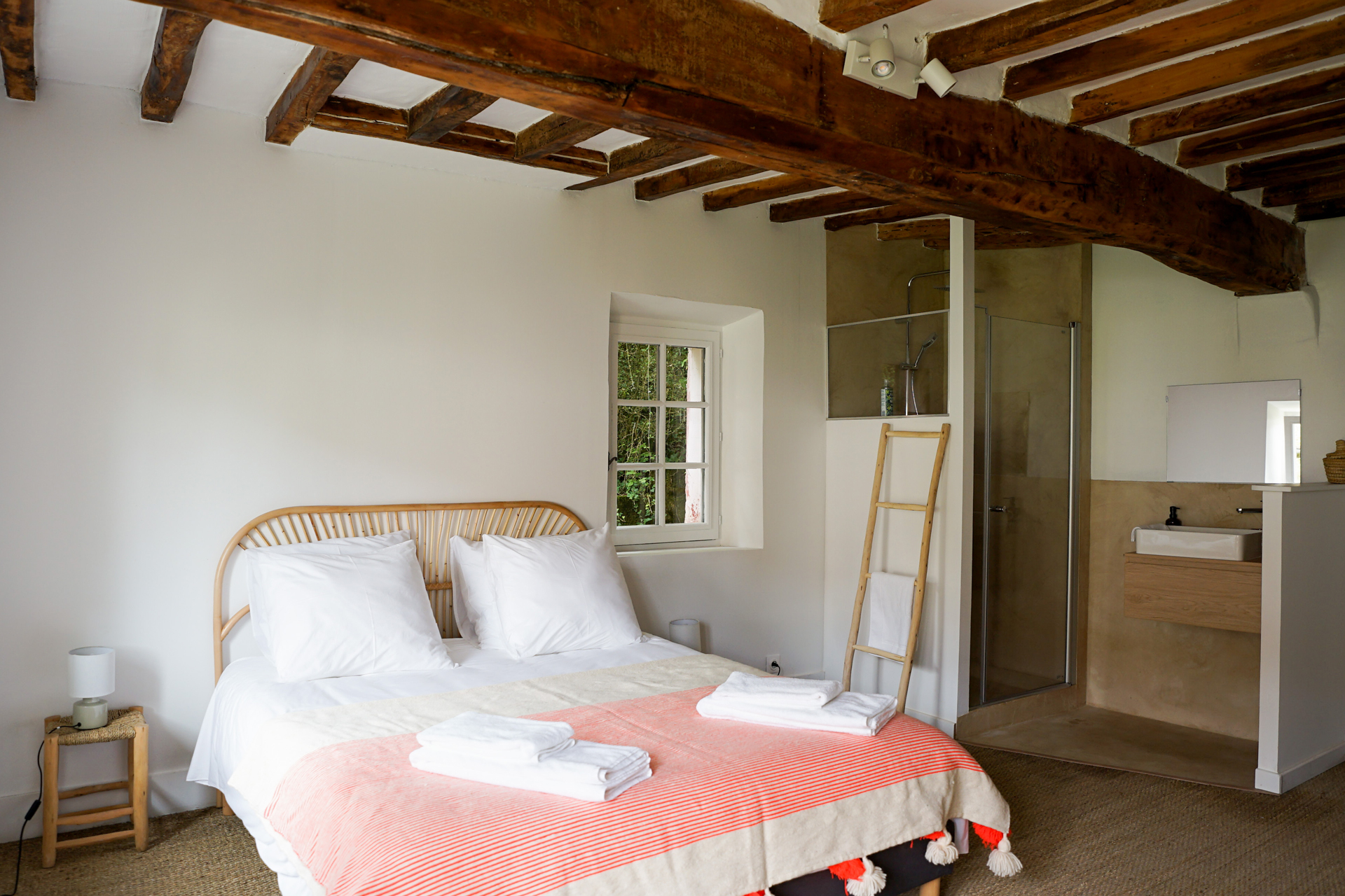 chambre avec poutres Maisons Cambrousse