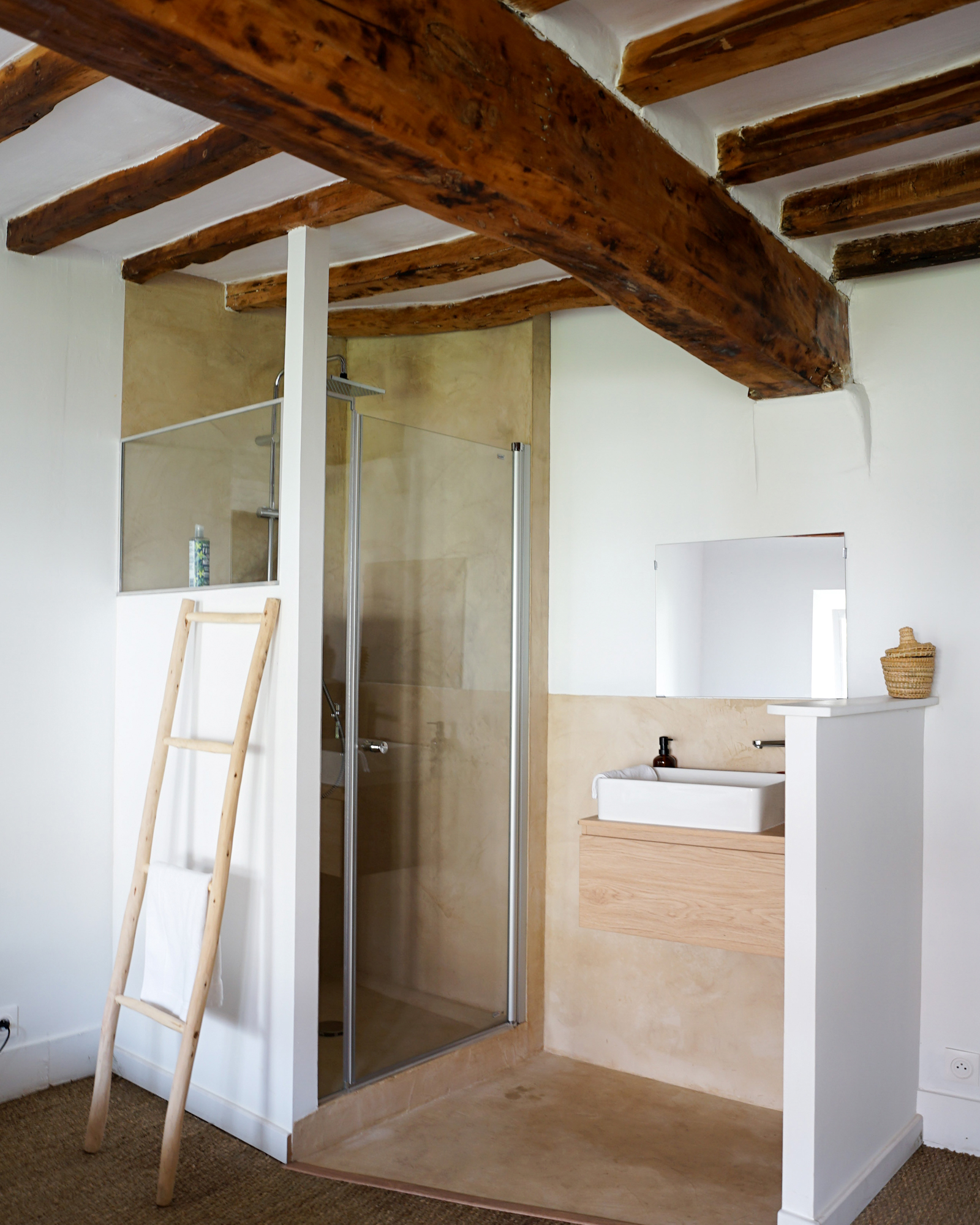 salle de bain avec poutres maison de campagne Maisons Cambrousse