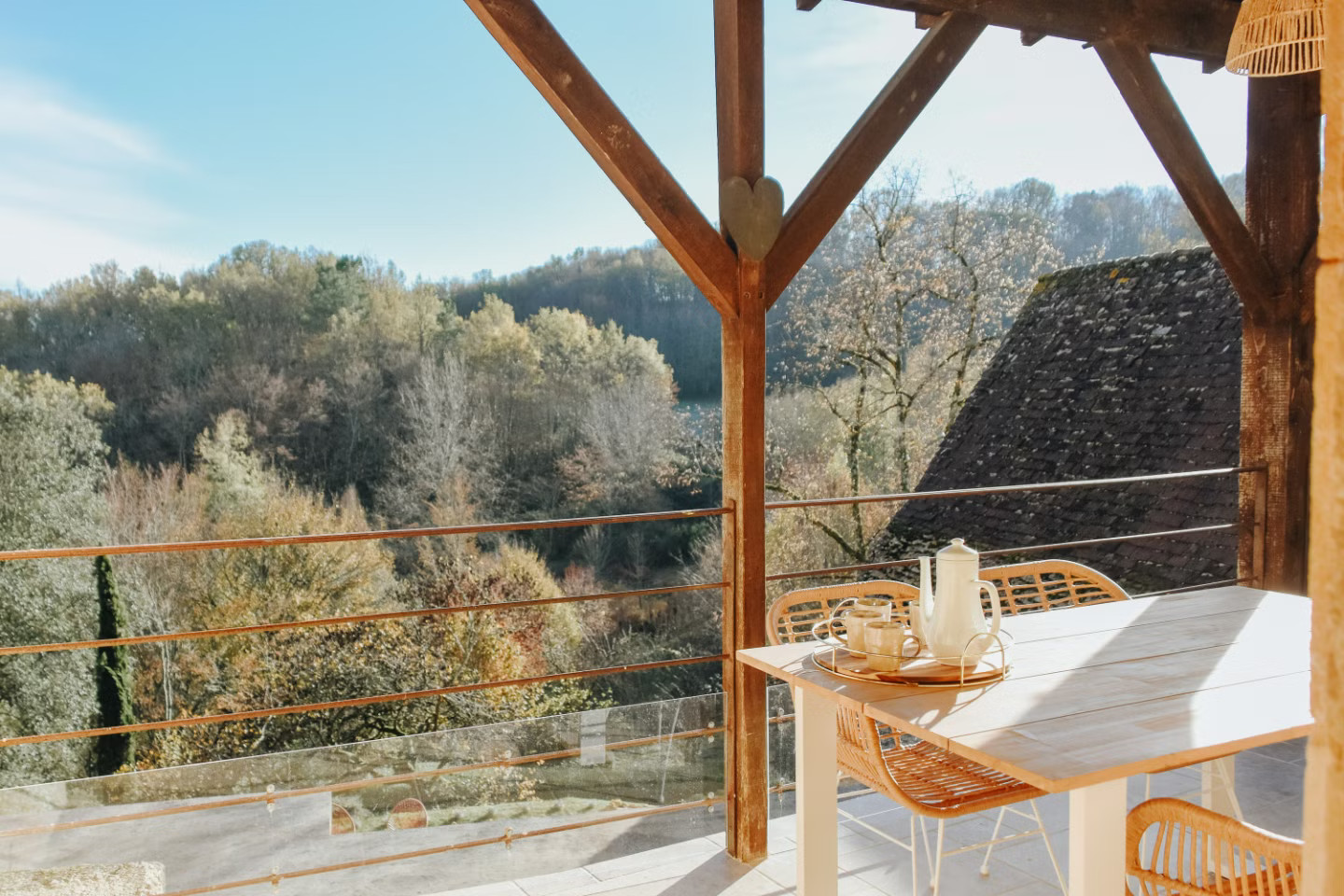 terrasse en bois dans maison en pierres Maison Cistus Gîte la Canopée Sarlat terrasse en bois dans maison en pierres Maison Cistus Gîte la Canopée Sarlat