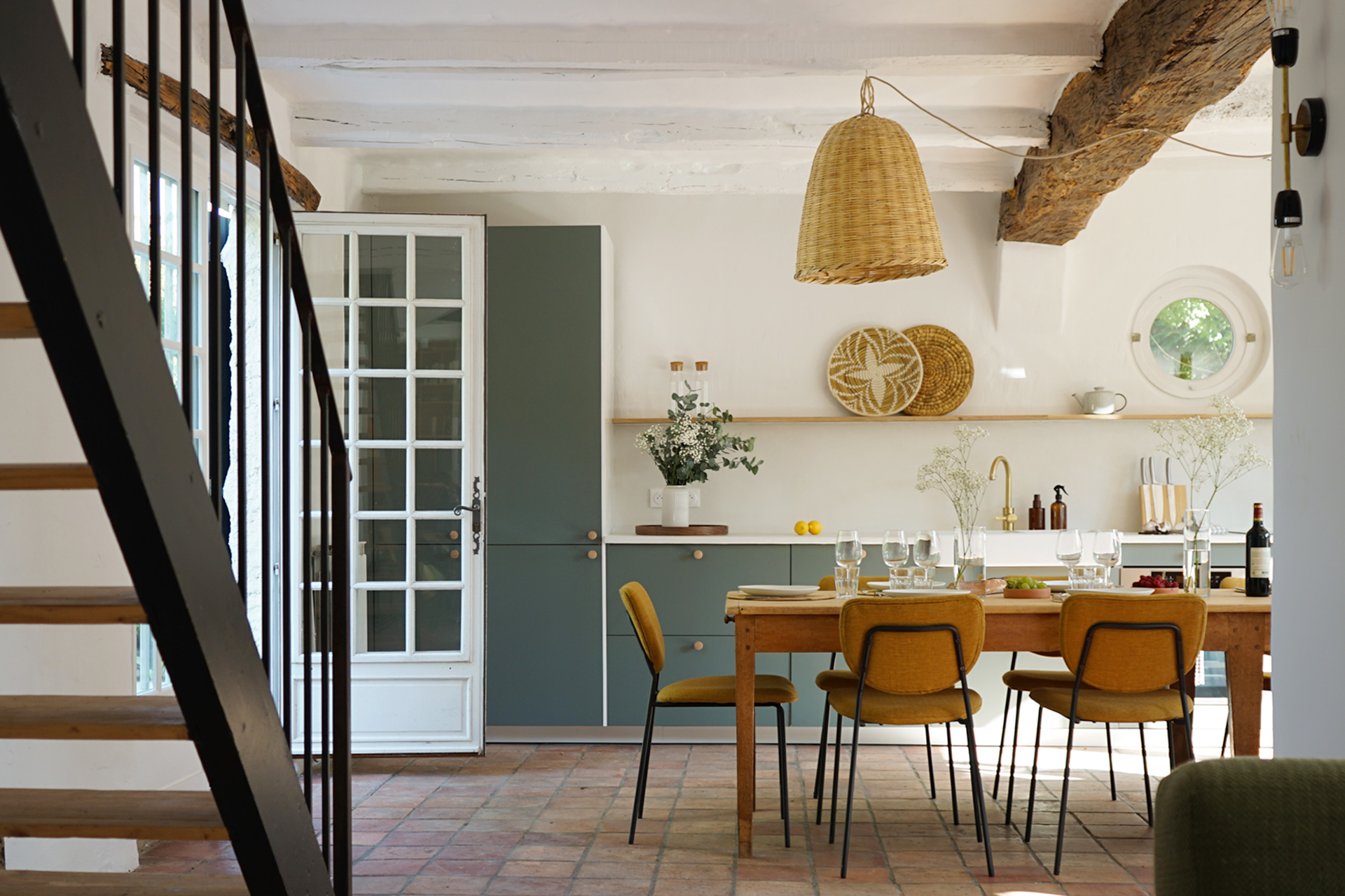 cuisine verte avec poutre maison de campagne Maisons Cambrousse
