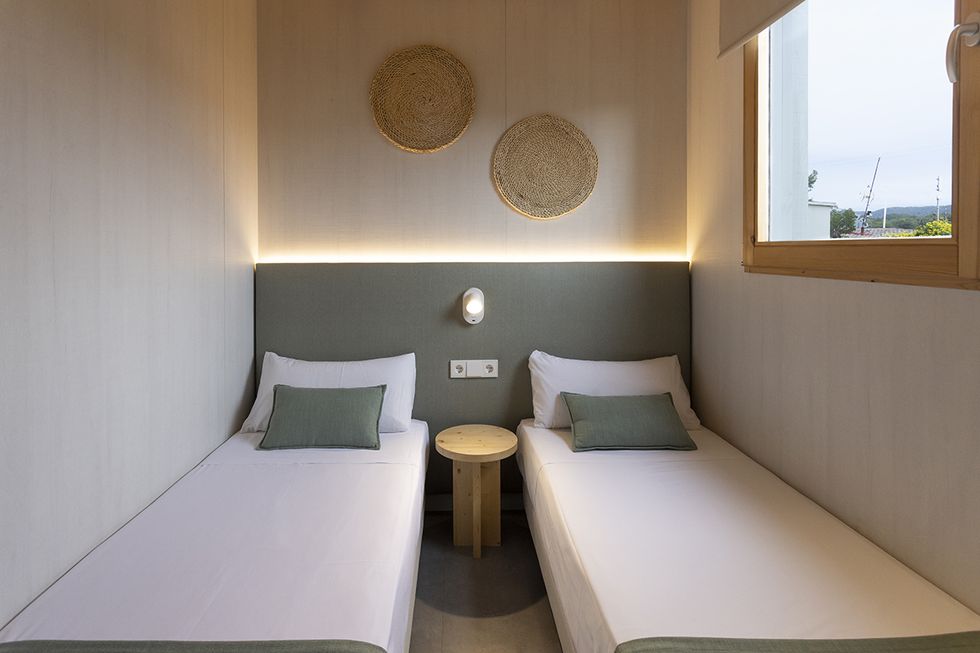 chambre à deux lits verte et beige chambre à deux lits verte et beige
