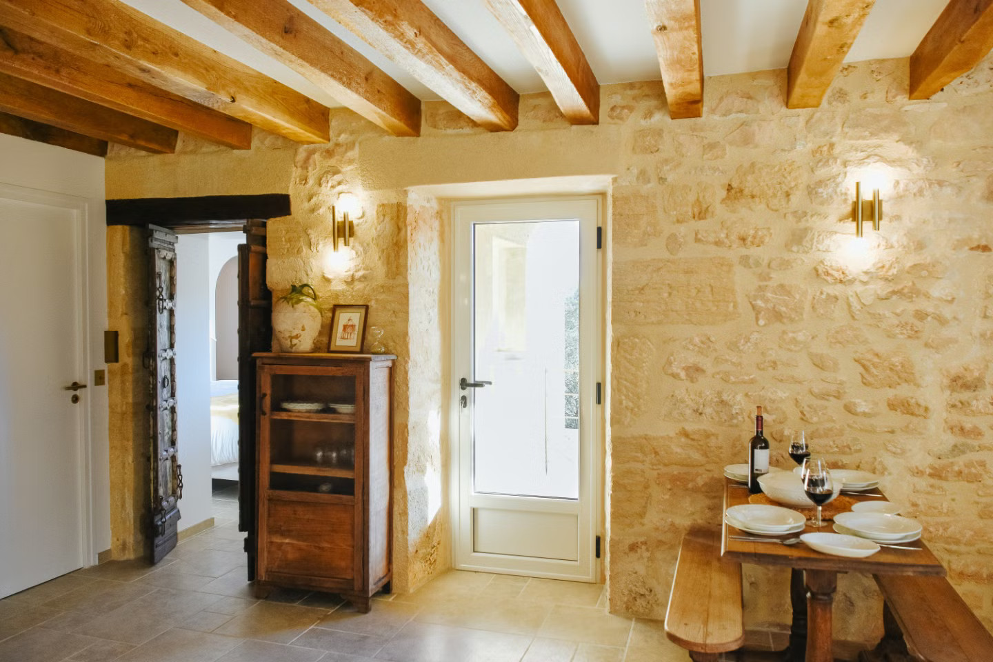 salon avec poutres maison en pierres Maison Cistus Gîte la Canopée Sarlat salon avec poutres maison en pierres Maison Cistus Gîte la Canopée Sarlat