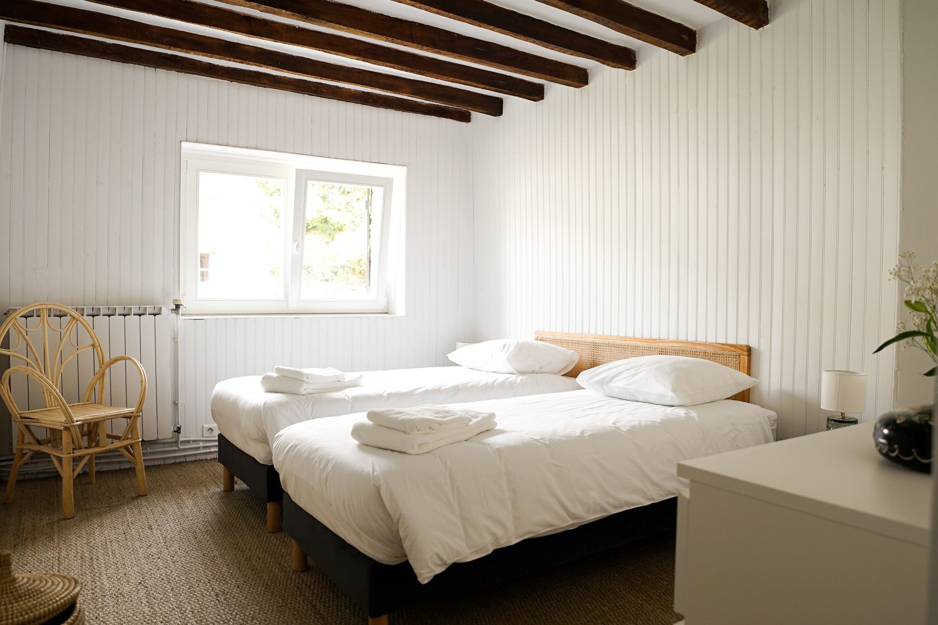 chambre avec poutres maison de campagne Maisons Cambrousse