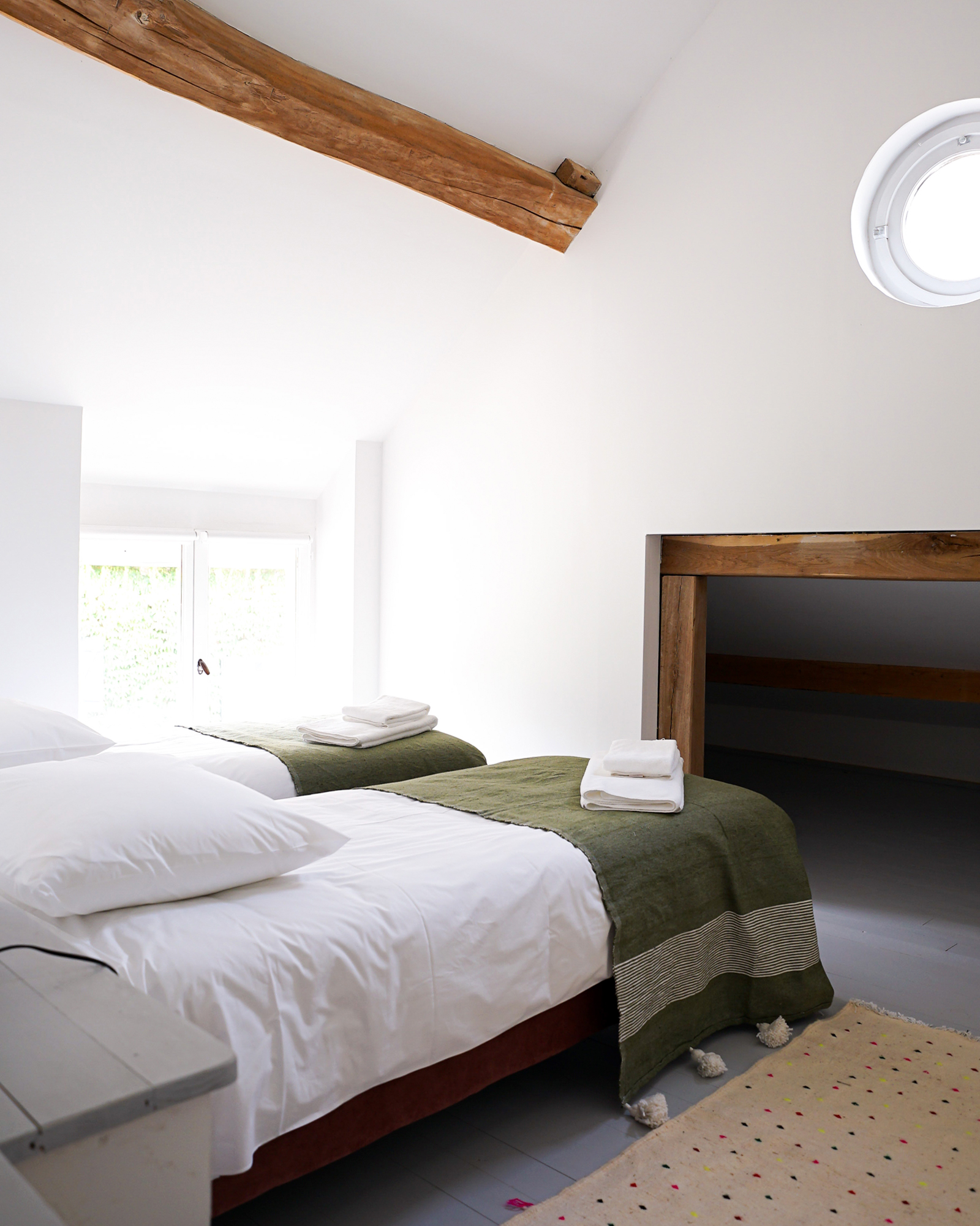 chambre avec poutre maison de campagne Maisons Cambrousse