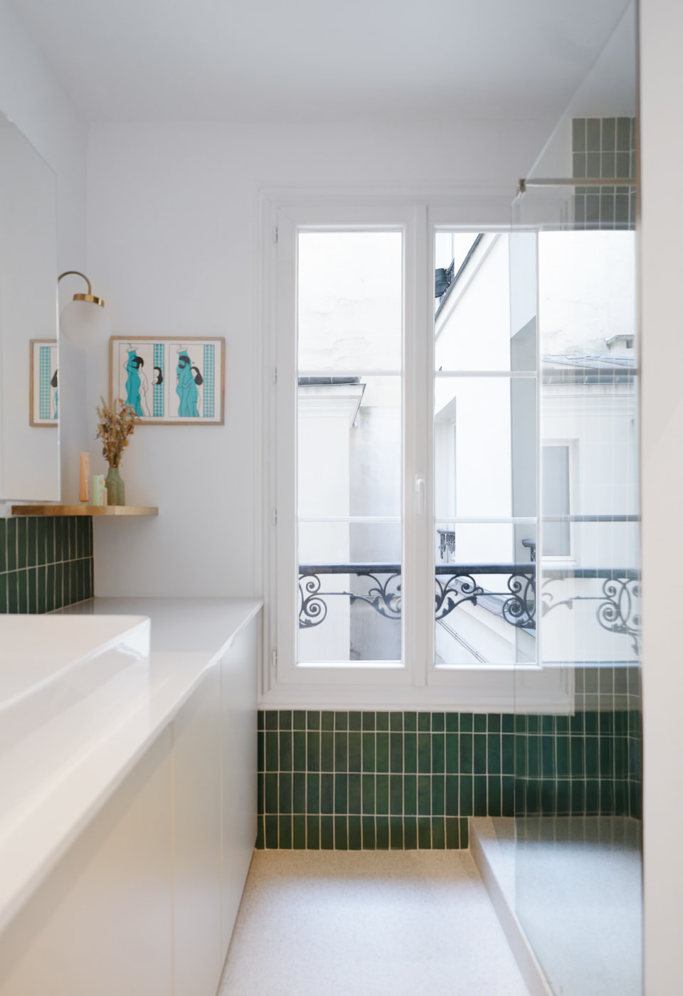 salle de bain blanche et verte avec fenêtre salle de bain blanche et verte avec fenêtre