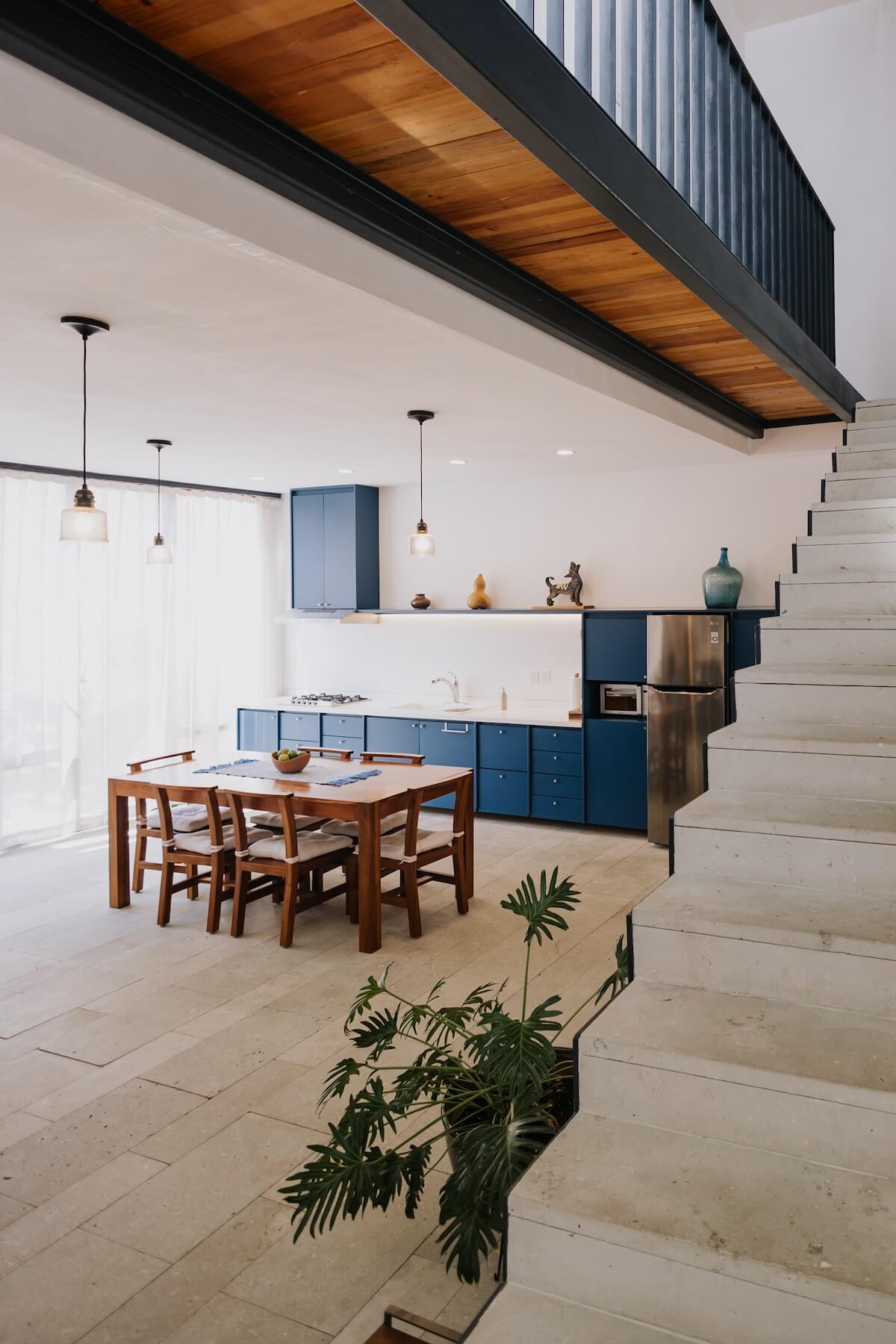 cuisine et escalier béton maison architecte avec petit jardin et piscine Casa Hidalgo Mexique cuisine et escalier béton maison architecte avec petit jardin et piscine Casa Hidalgo Mexique