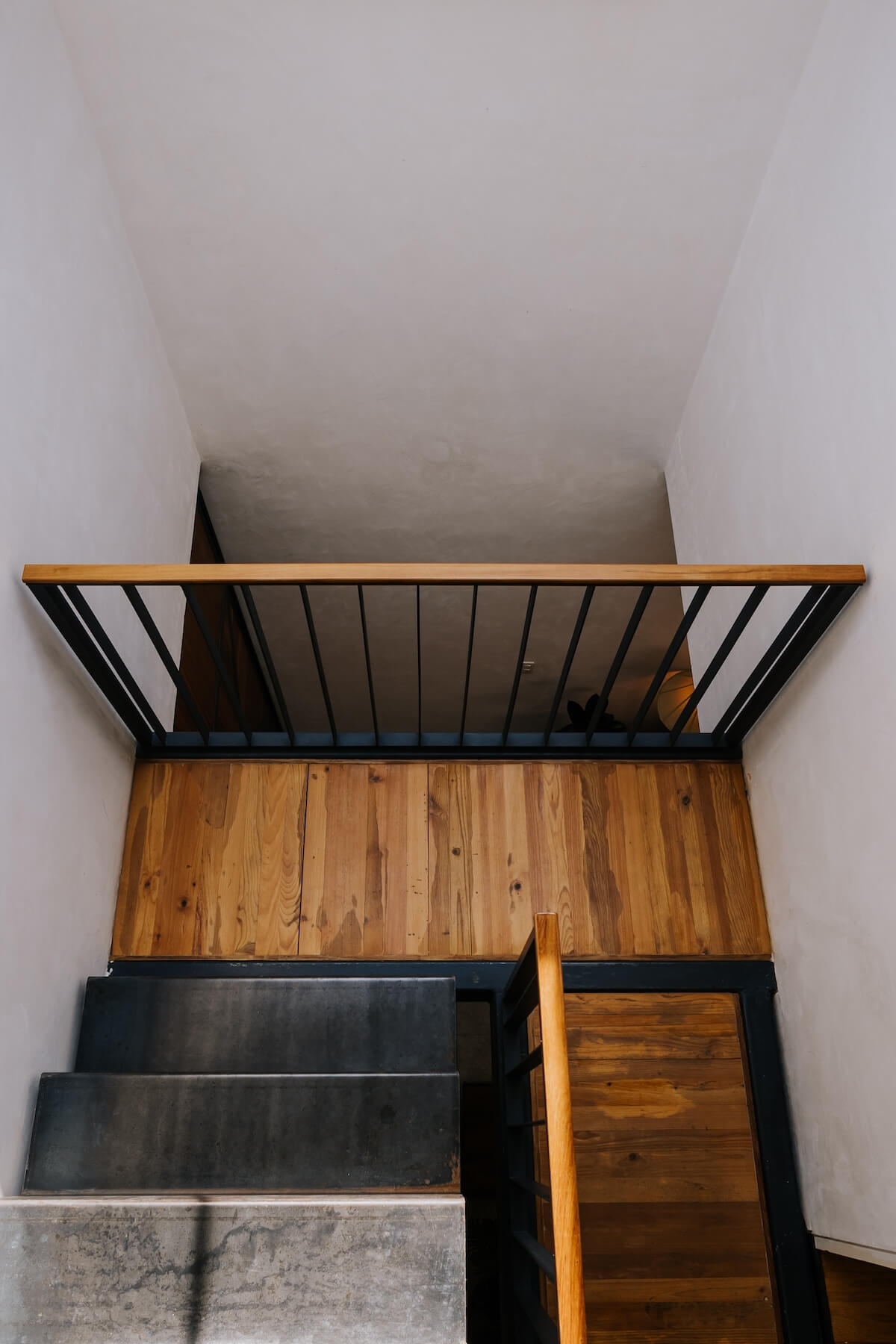 escalier béton et bois maison architecte avec petit jardin et piscine Casa Hidalgo Mexique escalier béton et bois maison architecte avec petit jardin et piscine Casa Hidalgo Mexique