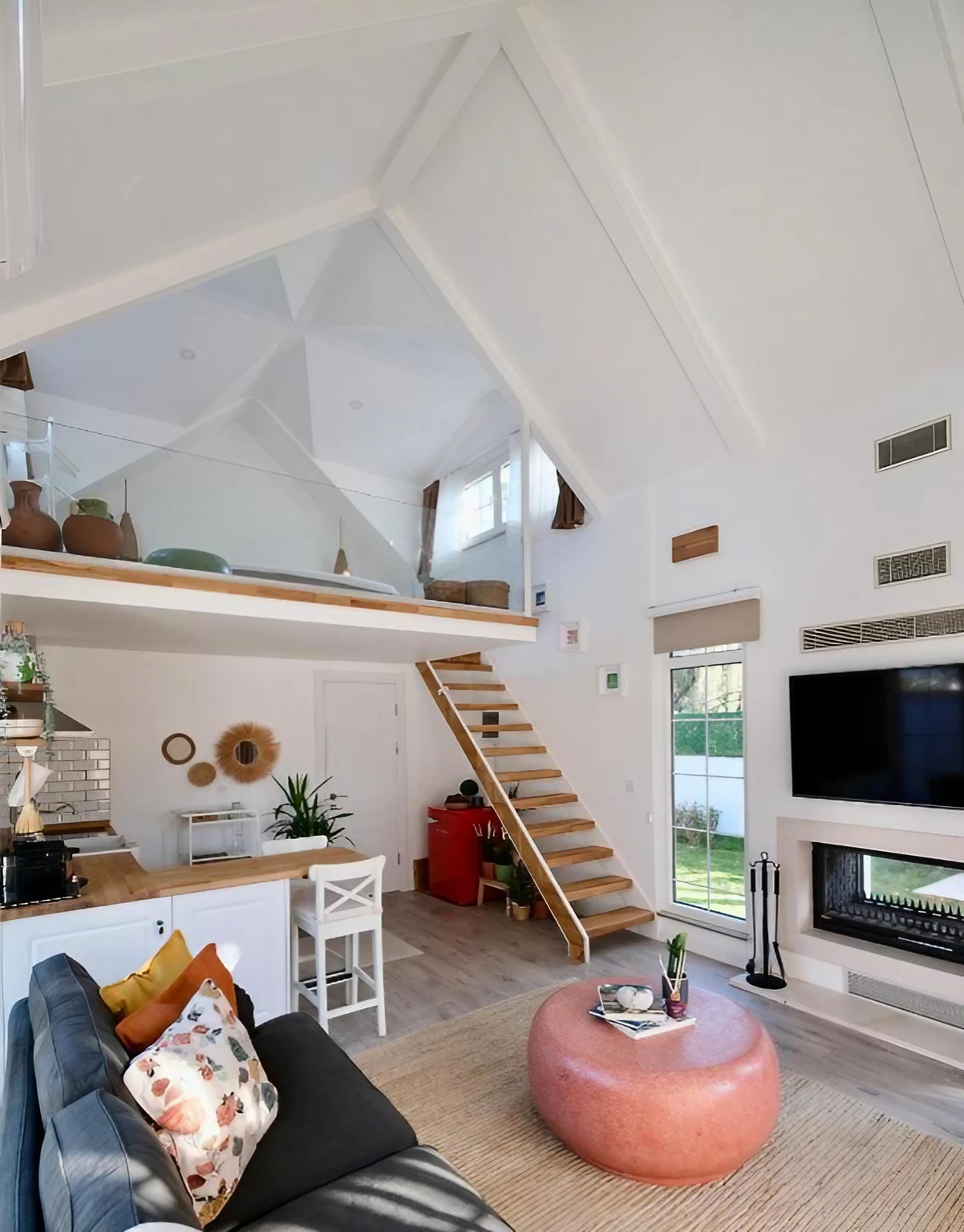 salon avec mezzanine mini maison 42m2 avec piscine Nubu House Turquie salon avec mezzanine mini maison 42m2 avec piscine Nubu House Turquie