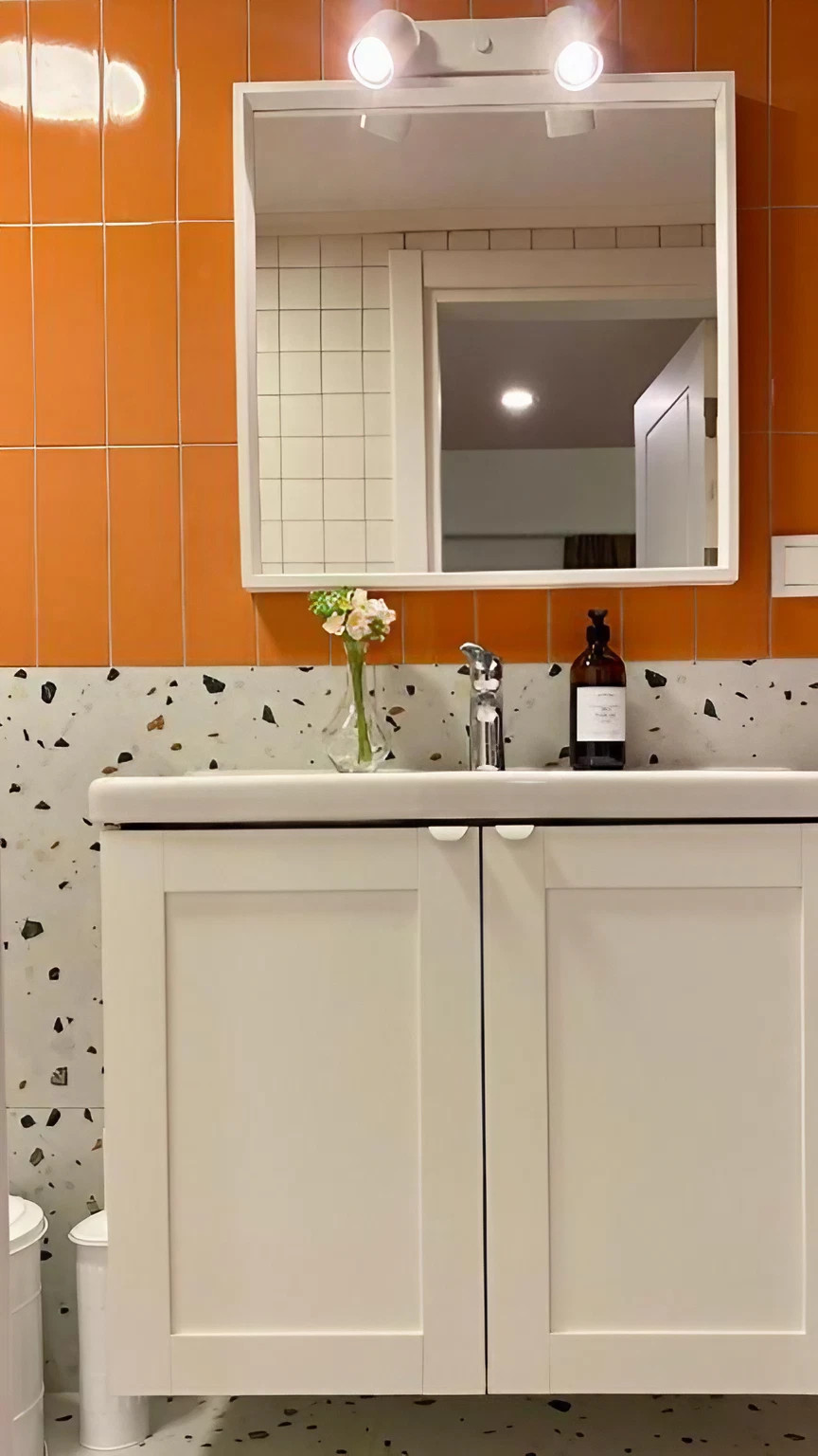 salle de bain terrazzo carrelage orange mini maison 42m2 avec piscine Nubu House Turquie salle de bain terrazzo carrelage orange mini maison 42m2 avec piscine Nubu House Turquie