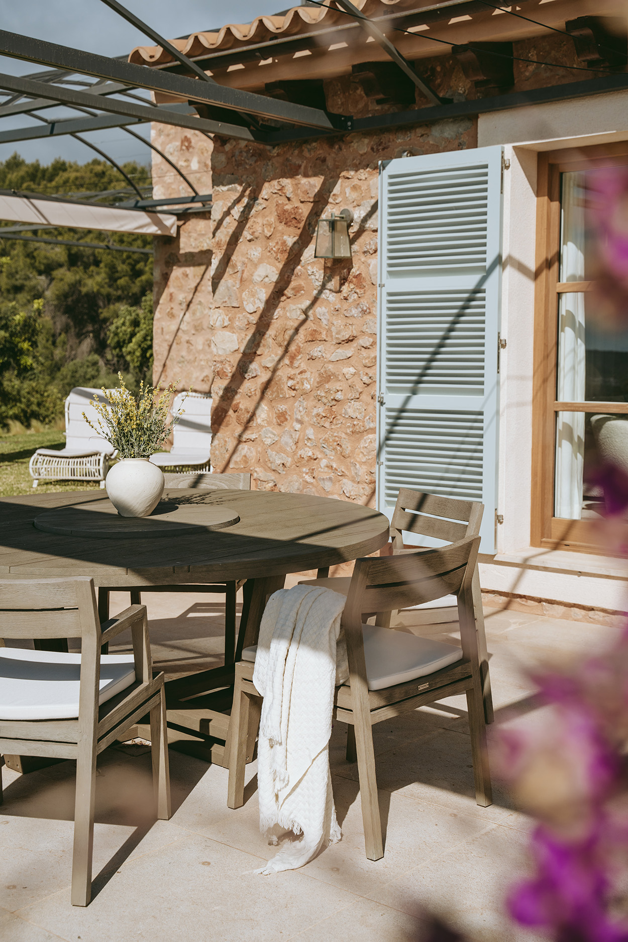 terrasse avec pergola métal maison en pierres terrasse avec pergola métal maison en pierres