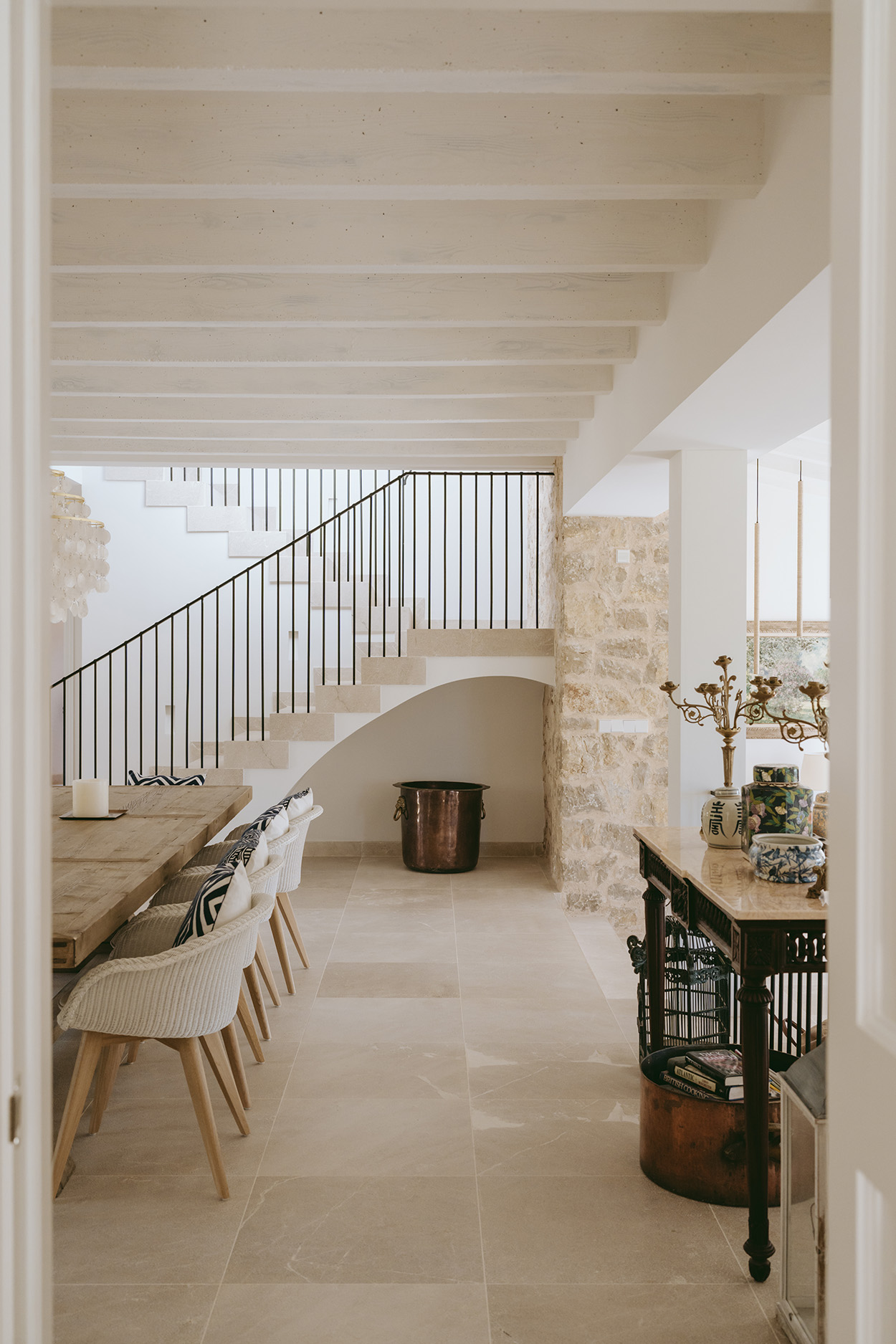 salle à manger avec escalier métal maison en pierres décoration contemporaine salle à manger avec escalier métal maison en pierres décoration contemporaine