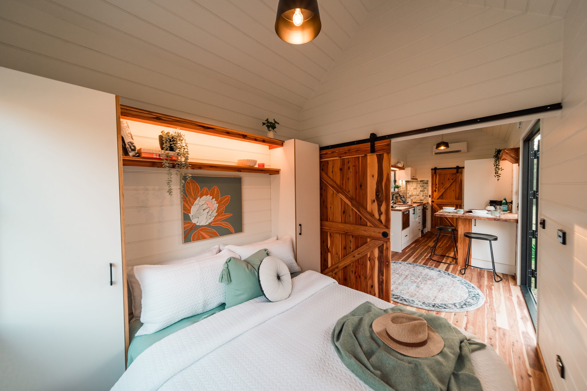 chambre avec porte coulissante type grange tiny house 24m2 Settler Häuslein chambre avec porte coulissante type grange tiny house 24m2 Settler Häuslein