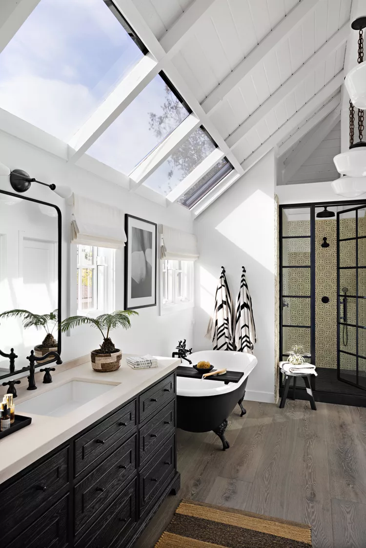 salle de bain avec fenêtre de toit décoration contemporaine
