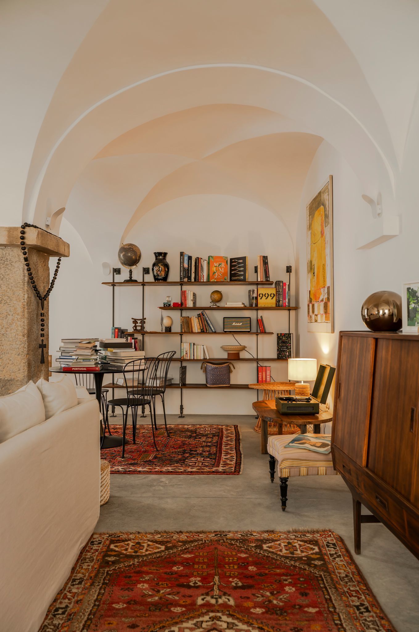 salon décoration contemporaine vintage avec arches