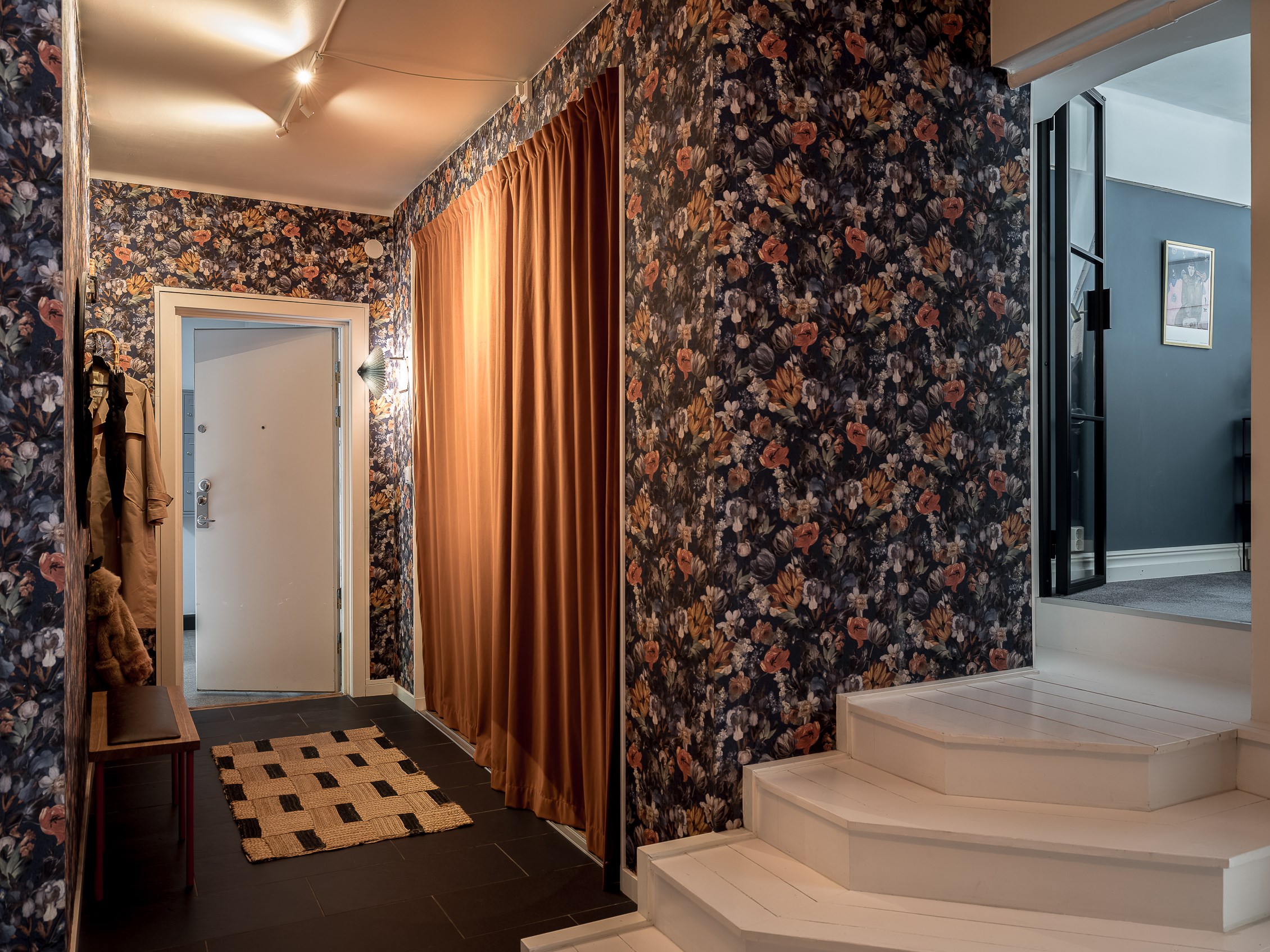 couloir avec papier-peint fleuri couloir avec papier-peint fleuri