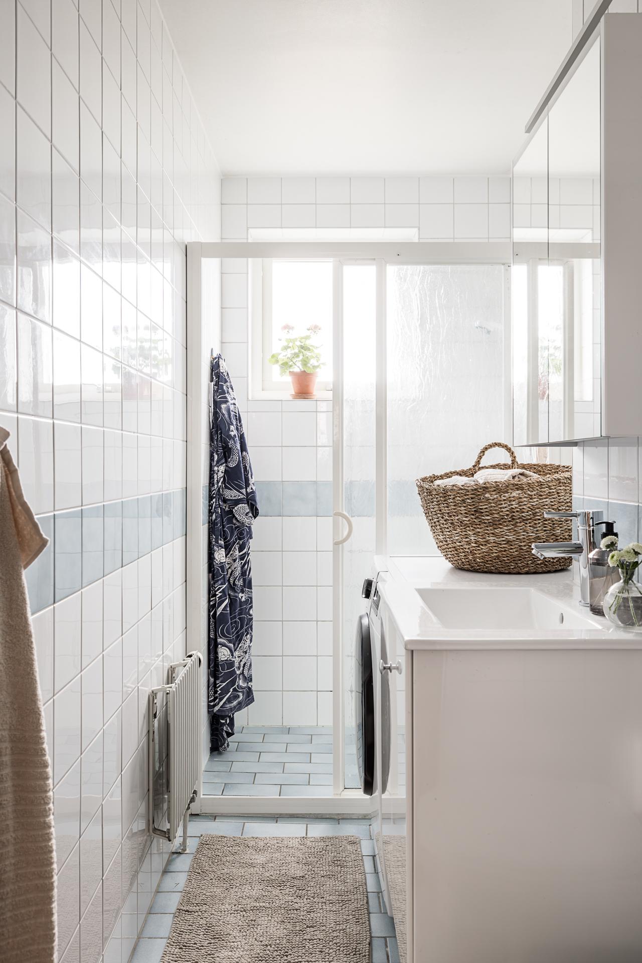 salle de bain avec machine à laver salle de bain avec machine à laver
