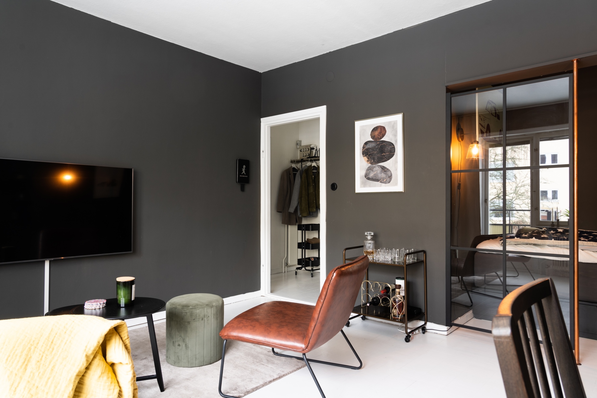 salon appartement 38m2 murs noirs décoration design salon appartement 38m2 murs noirs décoration design