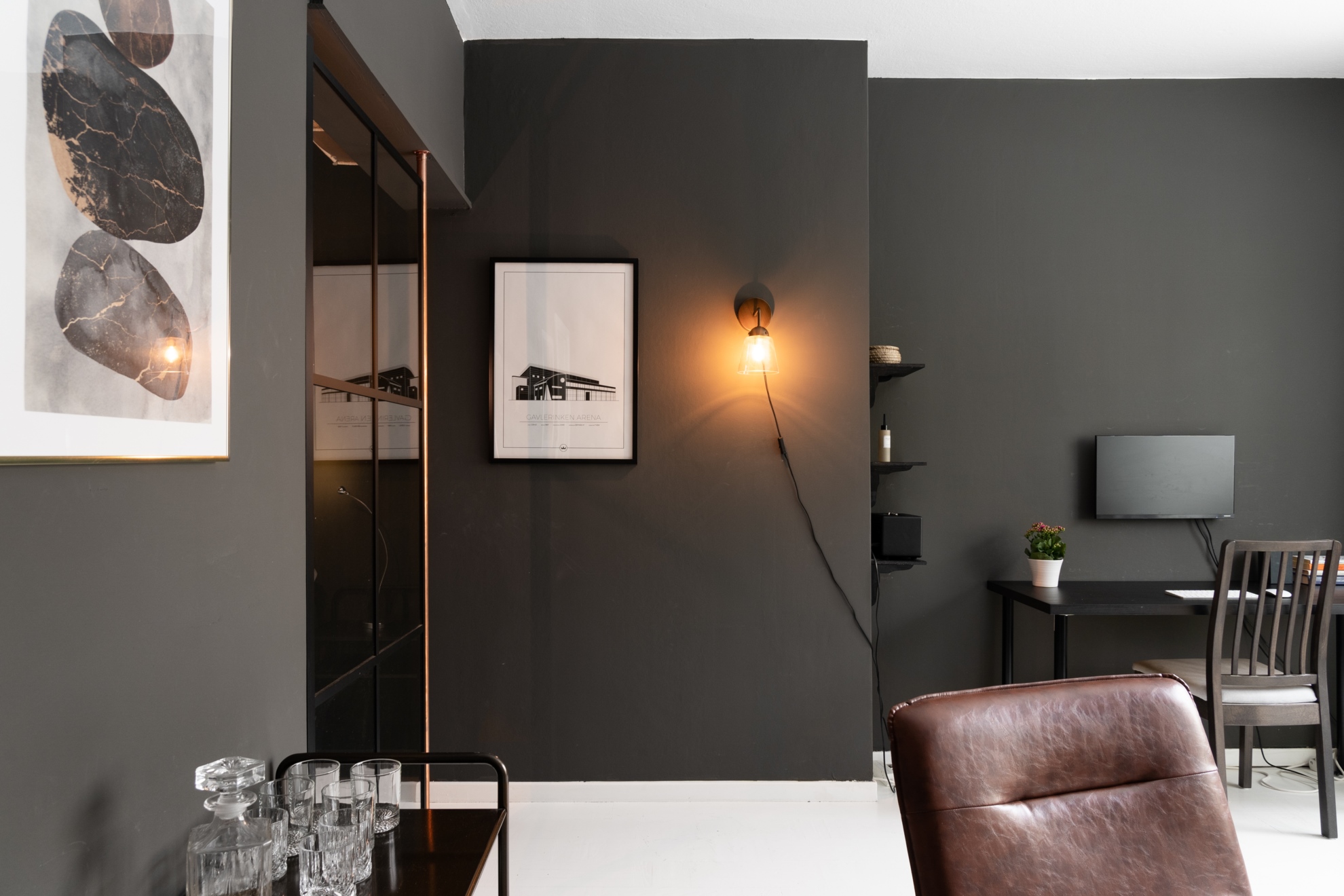 salon appartement 38m2 murs noirs décoration design salon appartement 38m2 murs noirs décoration design