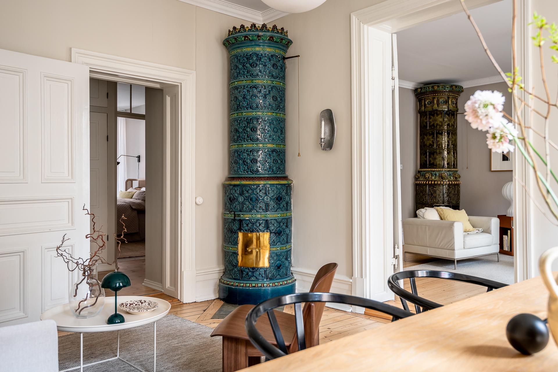 salle à manger avec poêle ancien en faïence décoration scandinave salle à manger avec poêle ancien en faïence décoration scandinave