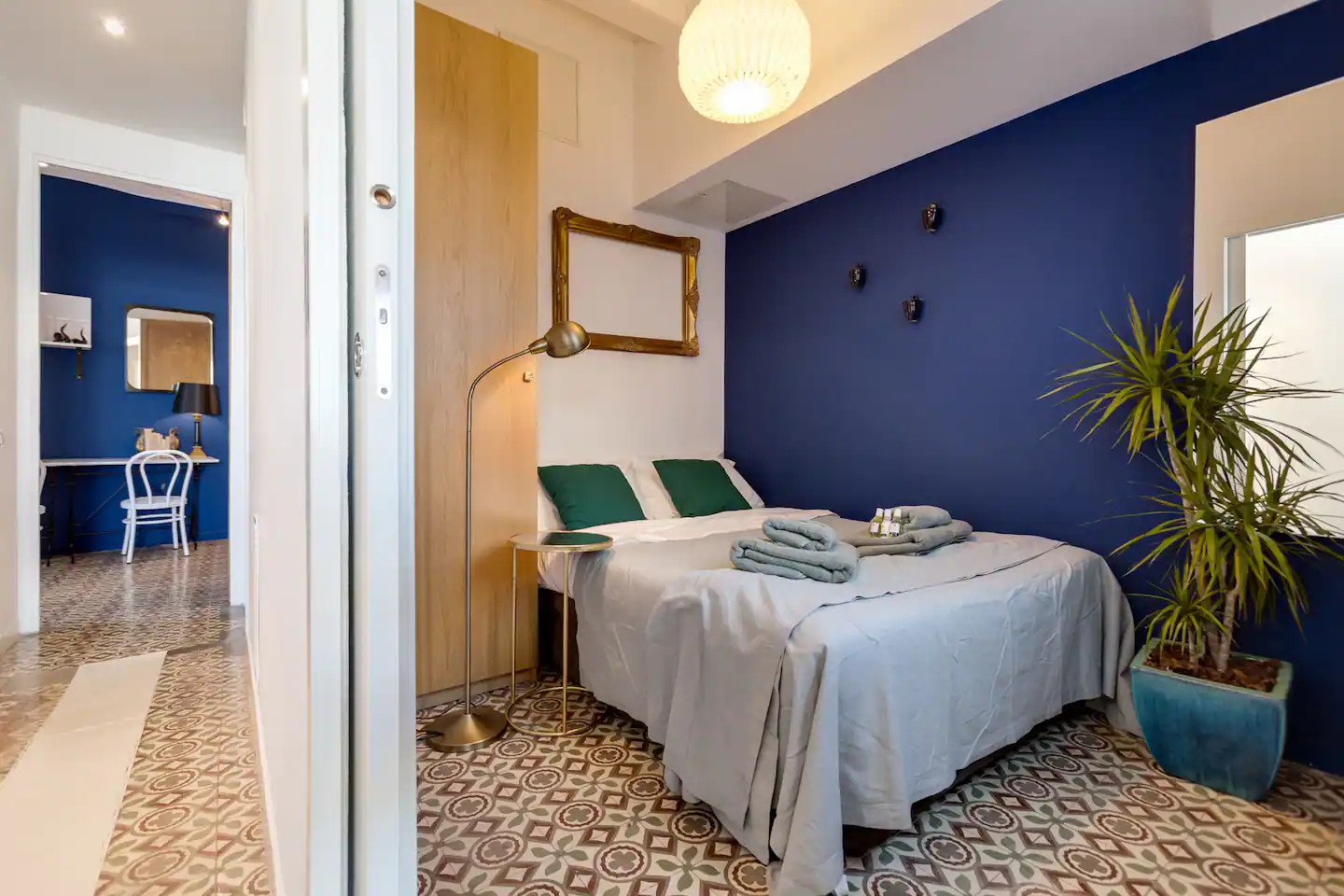 chambre mur bleu décoration contemporaine appartement avec terrasse Barcelone chambre mur bleu décoration contemporaine appartement avec terrasse Barcelone