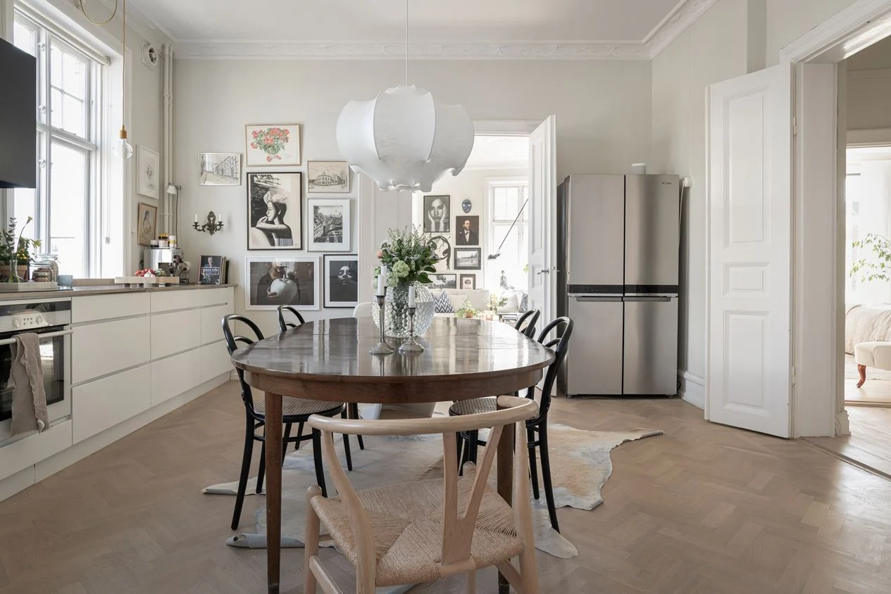 cuisine design décoration scandinave blanche avec salle à manger