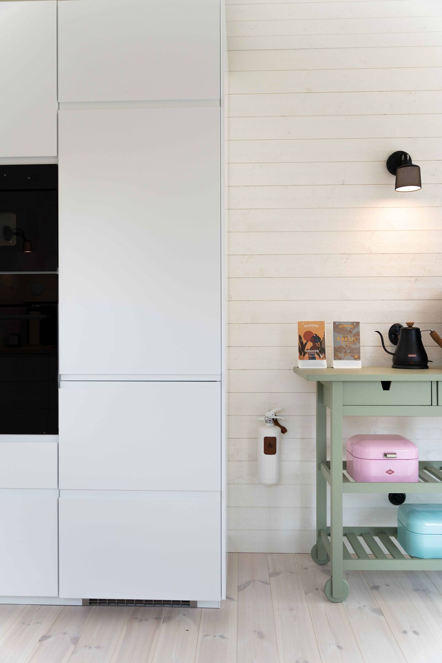 cuisine design blanche petite maison 55m2 en bois noir cuisine design blanche petite maison 55m2 en bois noir