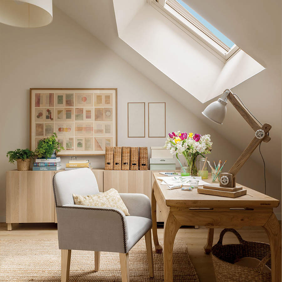 combles aménagés en bureau décoration naturelle avec fenêtre Velux Active combles aménagés en bureau décoration naturelle avec fenêtre Velux Active